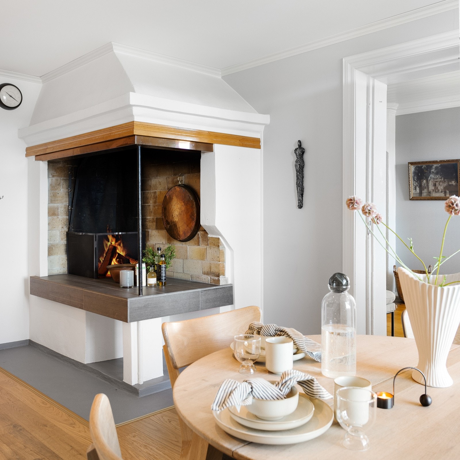 Åpen grue skaper en spesiell stemning i det hyggelige kjøkkenet. Galleribilde