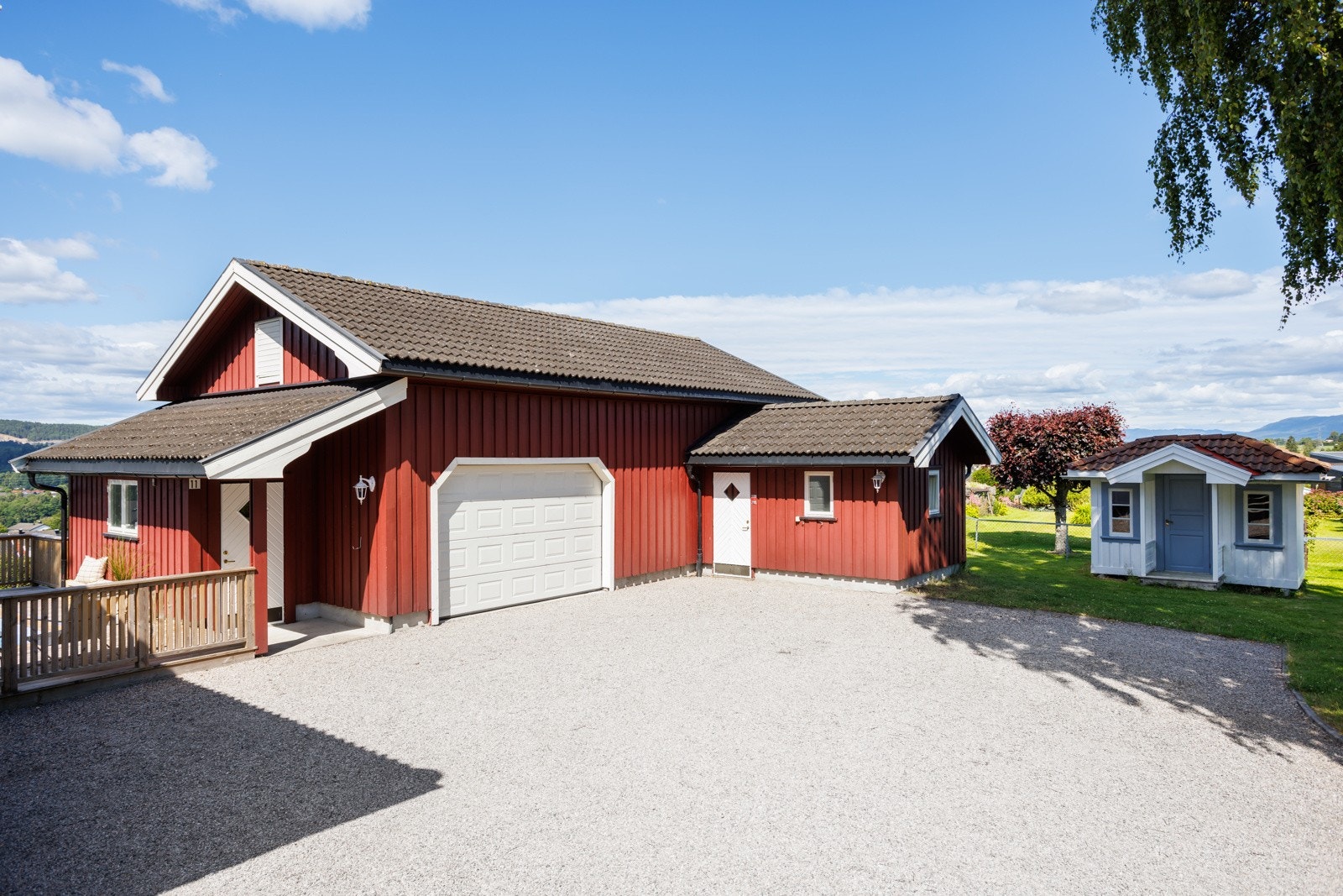 Garasjen har plass til flere biler, treningsrom og stort lagringsloft. Legg merke til lekestuen med samme stil som hovedhuset. Galleribilde