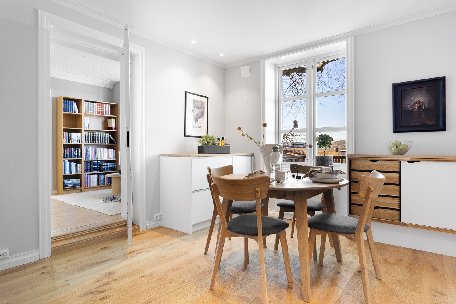 Fra kjøkkenet er det adkomst til en av stuene. Galleribilde