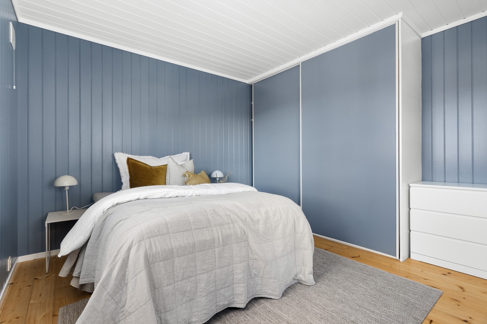 Soverommet har skyvedørsgarderobe. Galleribilde