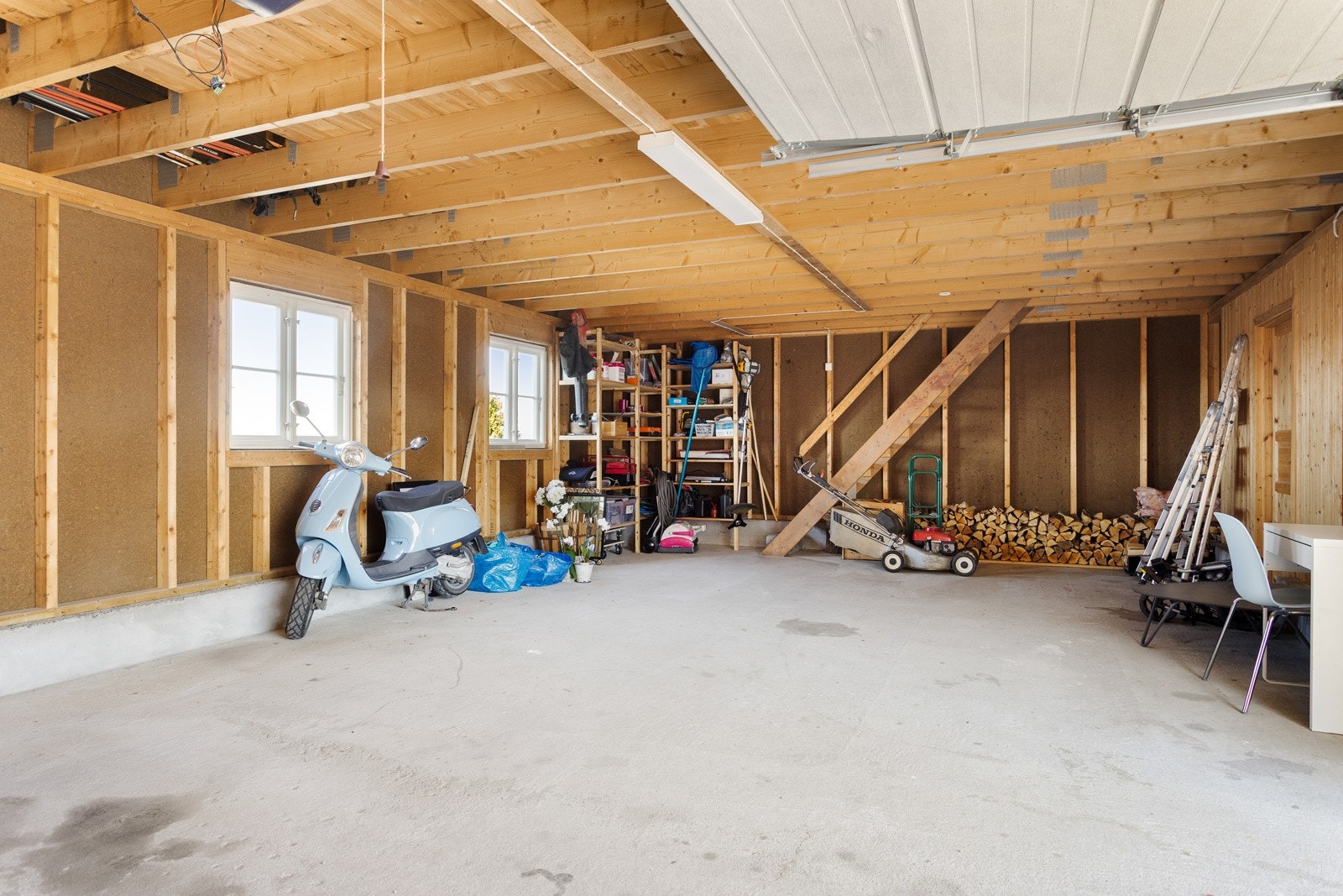 Romslig garasje med mye oppbevaringsplass i stor lagringsloft. Lader til el-bil. Galleribilde