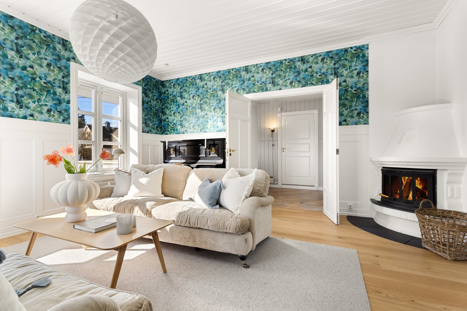 Stuen har peis med innsats og dobbel dør via entrè til spisestuen. Galleribilde