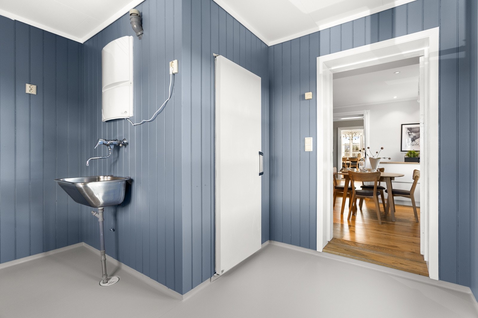 Romslig vaskerom innenfor kjøkkenet med eget kjølerom og utgang til terrassen. Galleribilde