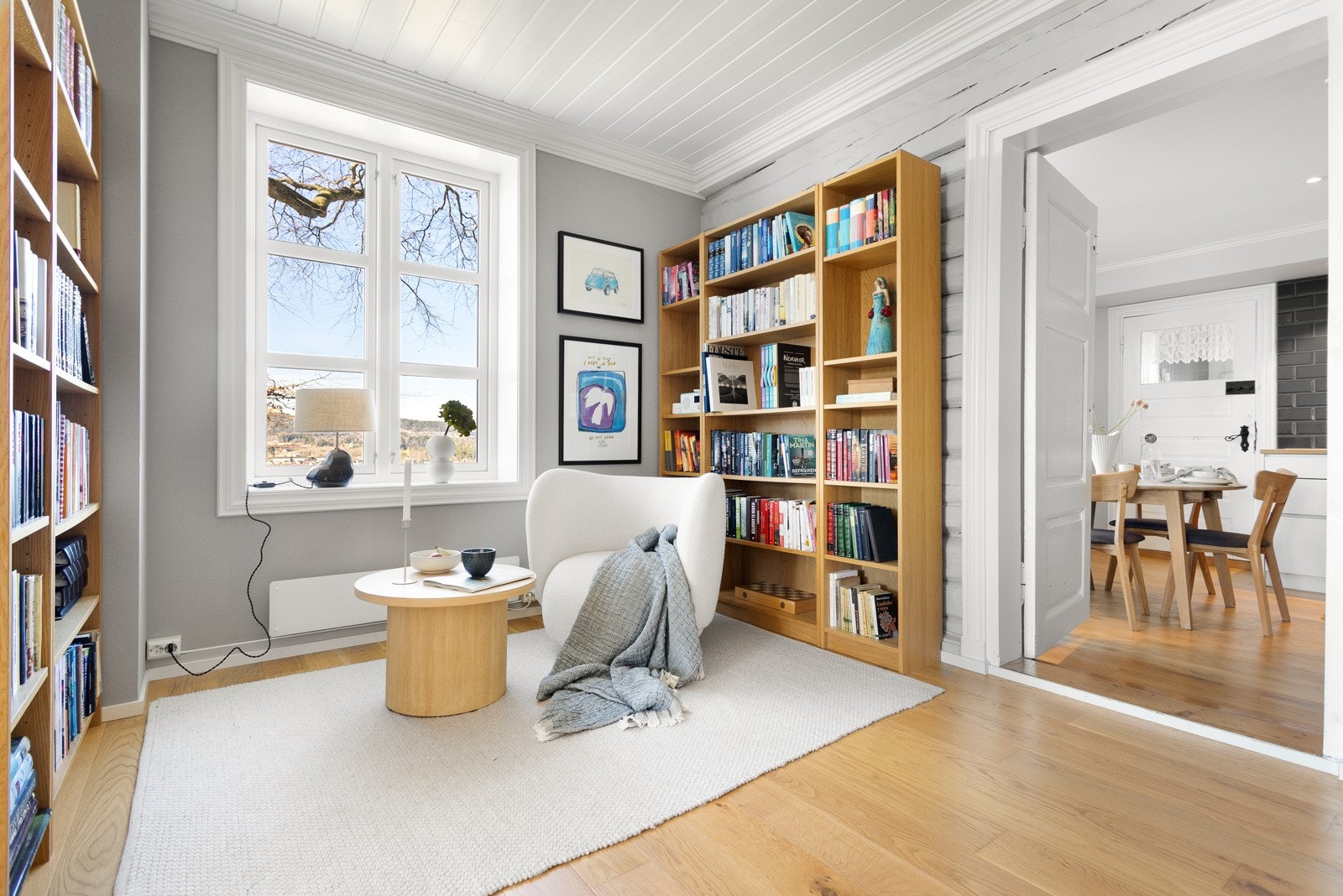 Stuene har lekre parkettgulv, og god takhøyde. Galleribilde