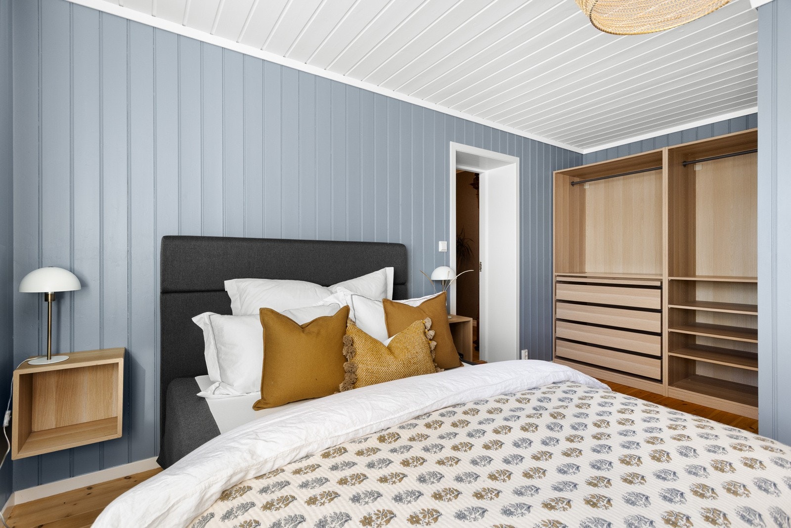 Rommet har rikelig med garderobeinnredning. Galleribilde