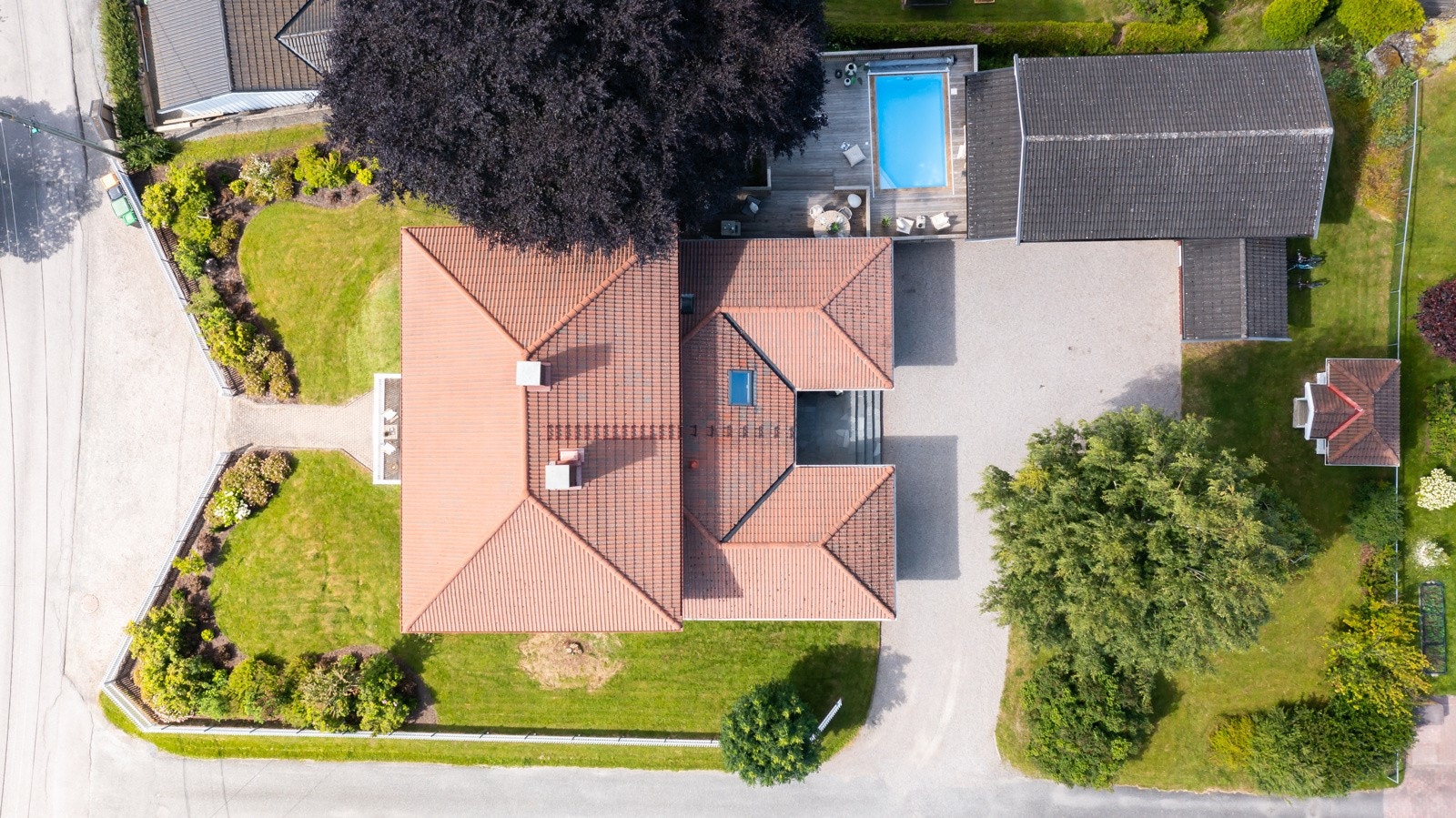 Romslig bolig med nydelig tun og stort garasjebygg. Galleribilde