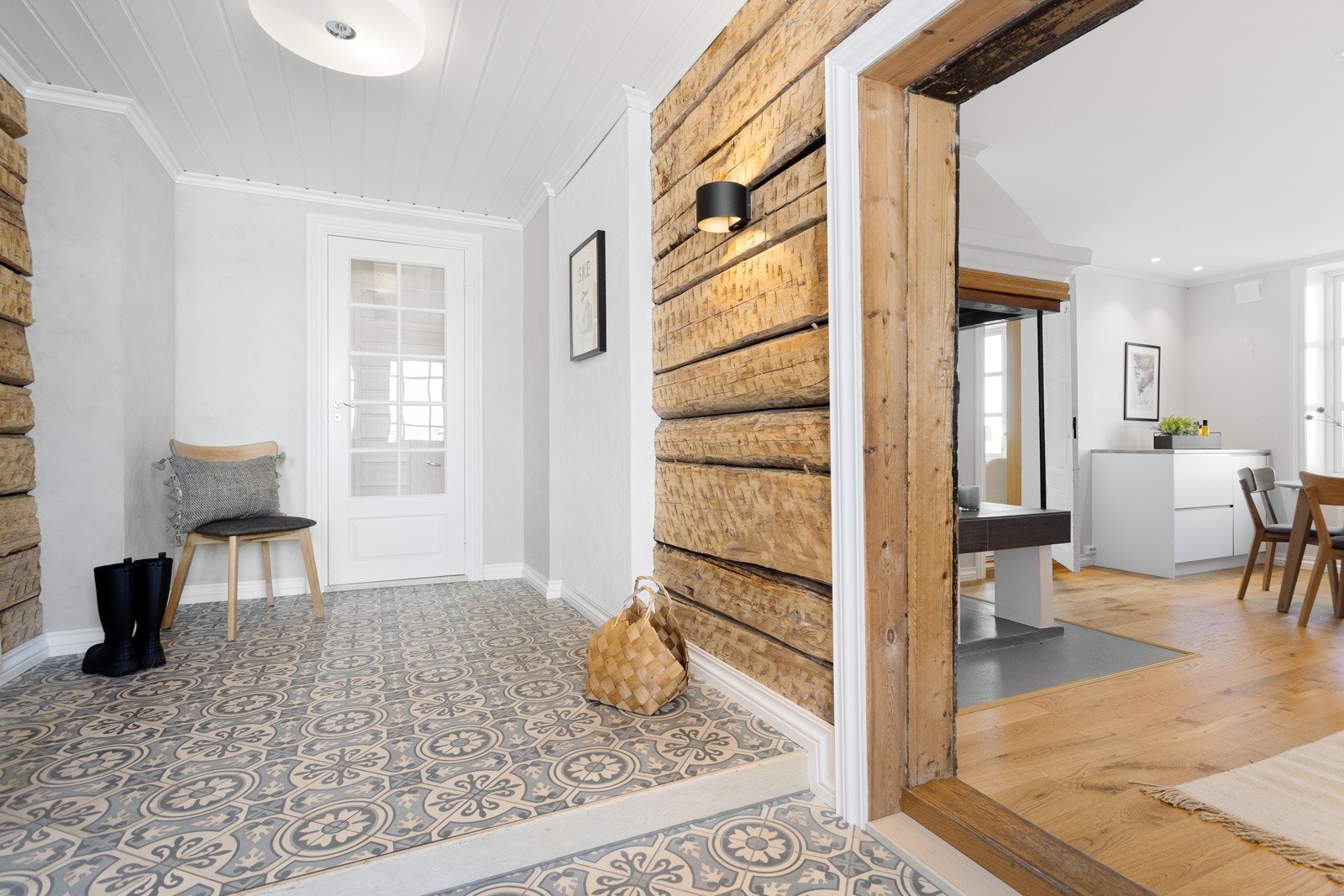 Velkommen inn! Historisk sus over de originale tømmerveggene. Galleribilde