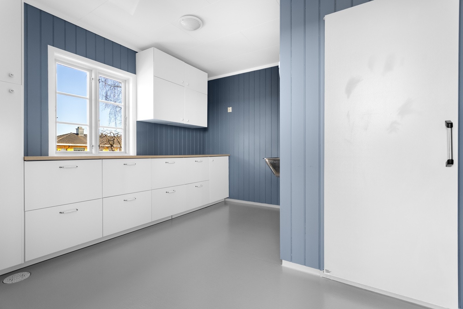 Romslig vaskerom innenfor kjøkkenet med eget kjølerom og utgang til terrassen. Galleribilde