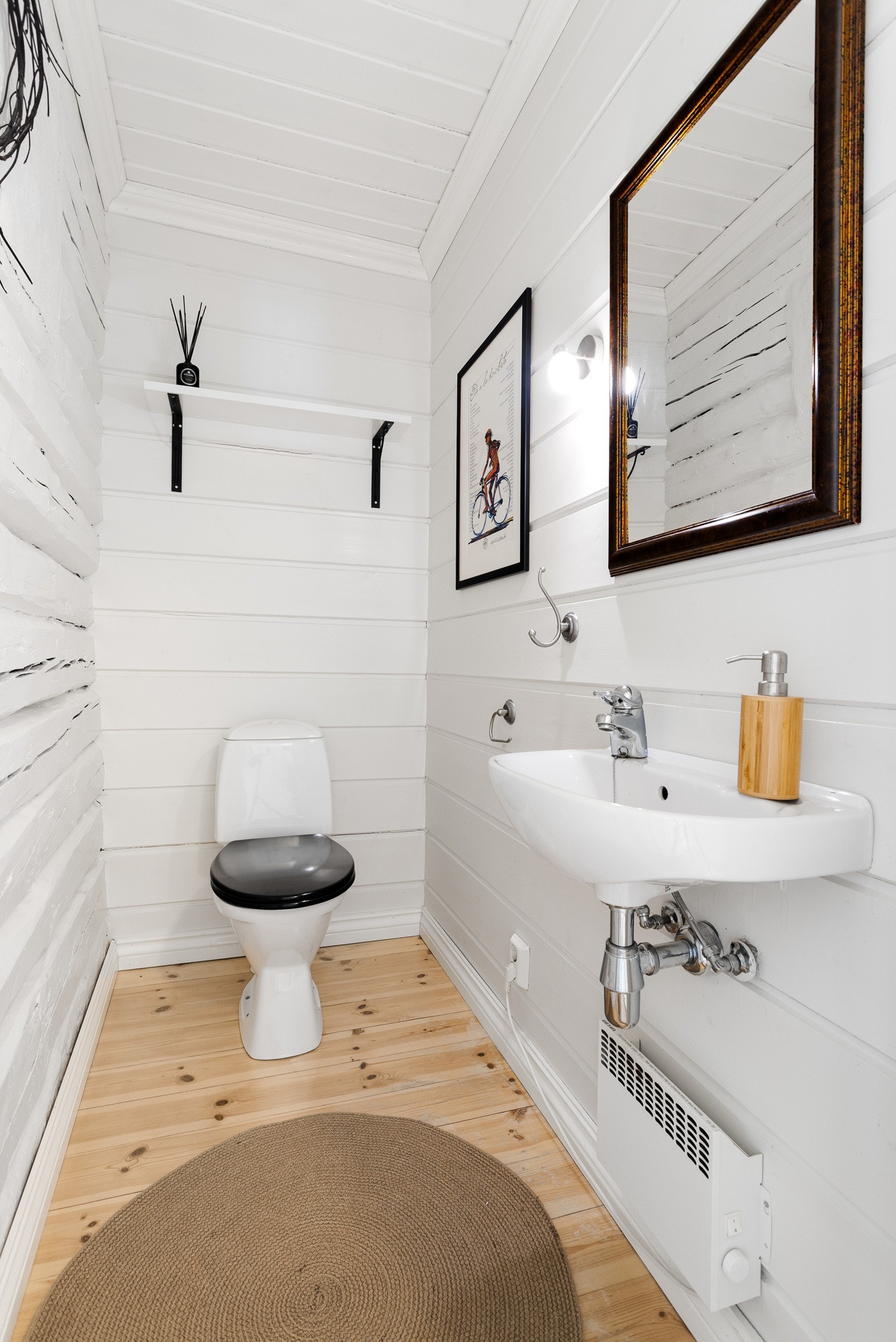 Eget toalettrom med adkomst fra gangen. Galleribilde