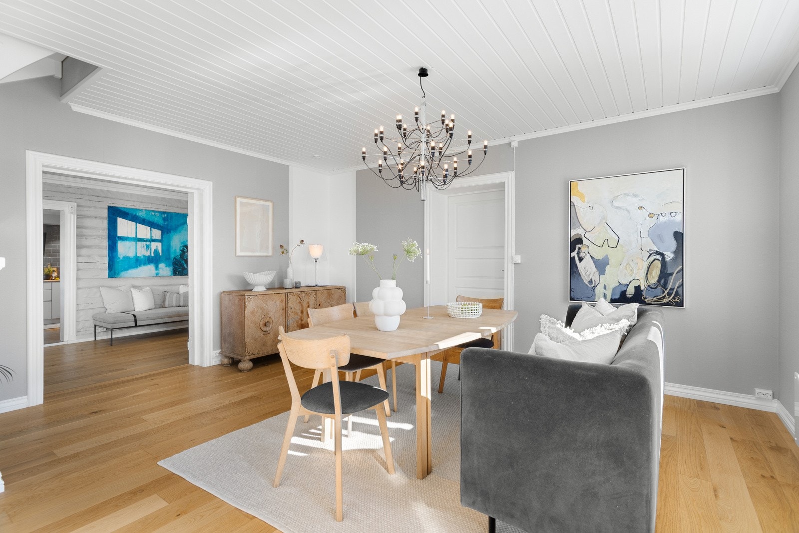 Legg merke til de lekre gulvene, i kombinasjon med den slette, moderne tapeten. Galleribilde