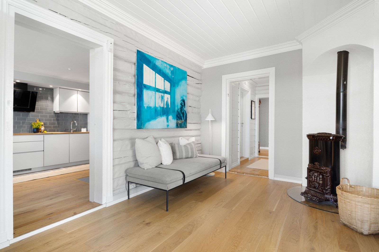 Eldre, vedovn i stuen som har flere bruksmuligheter. Bibliotek / lekerom for barna / spisestue? Galleribilde