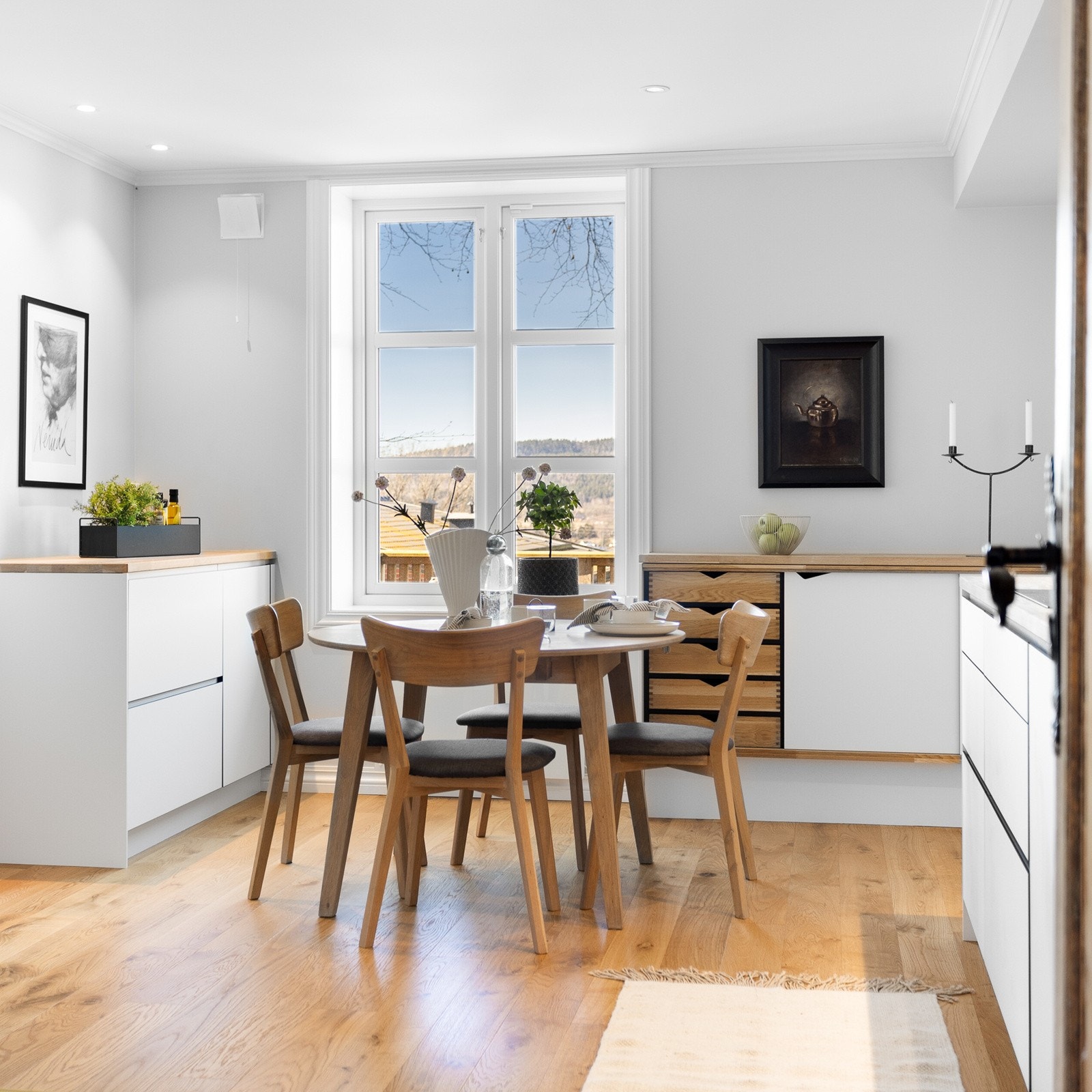 Det kommer mye lys fra de høye vinduene. Galleribilde