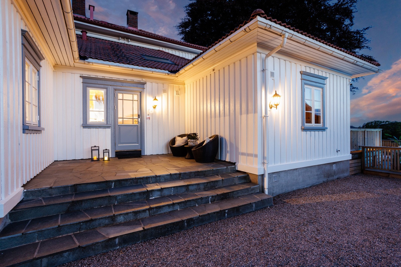 Boligen ble tilbygget i 1993. Nydelig skiferbelagt inngangsparti med varme. Galleribilde