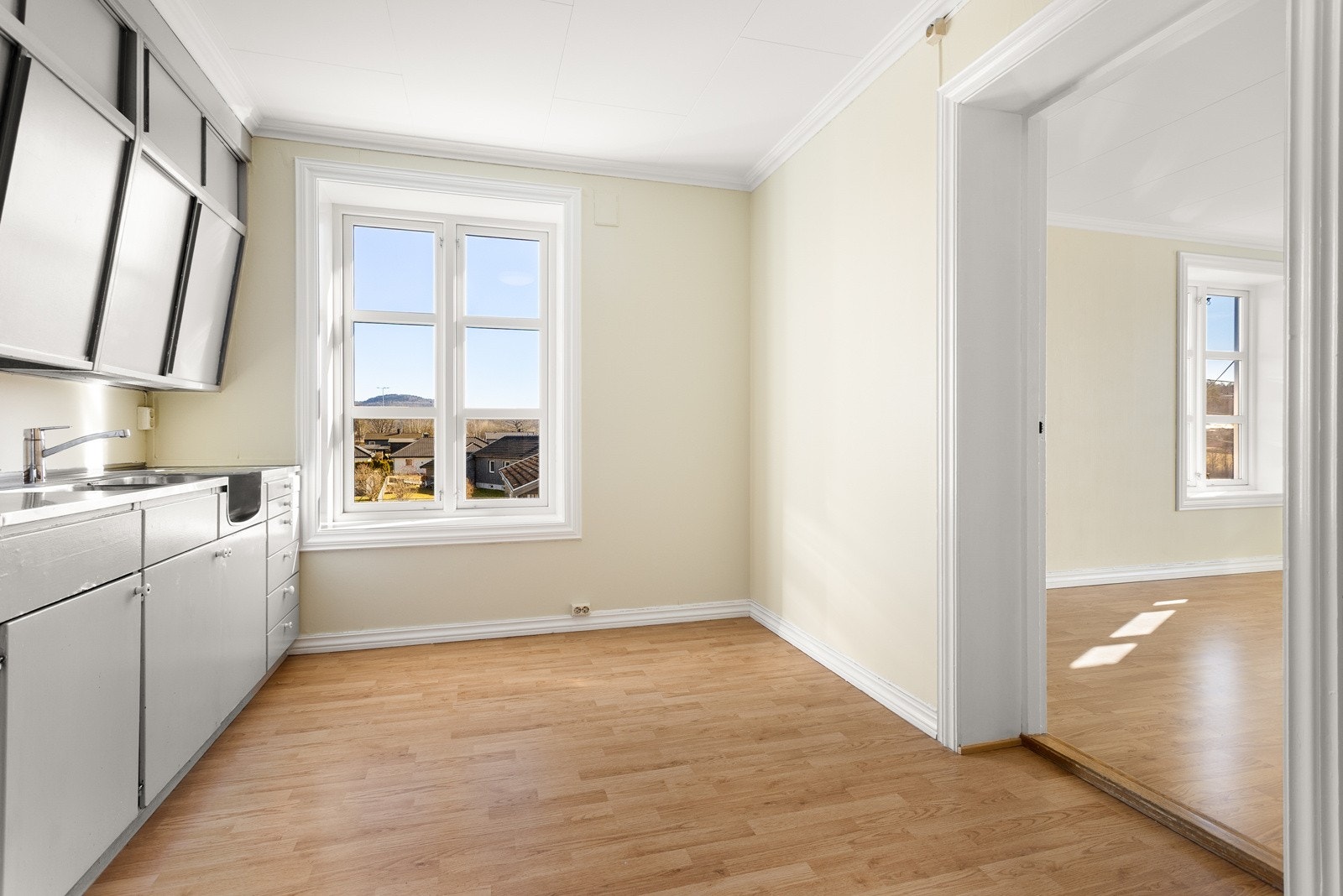 Hybelen har eldre kjøkken og plass til et lite spisebord. Galleribilde