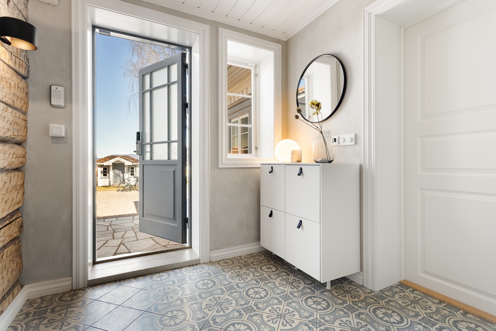 Hall med nydelige fliser og varmekabler. Galleribilde