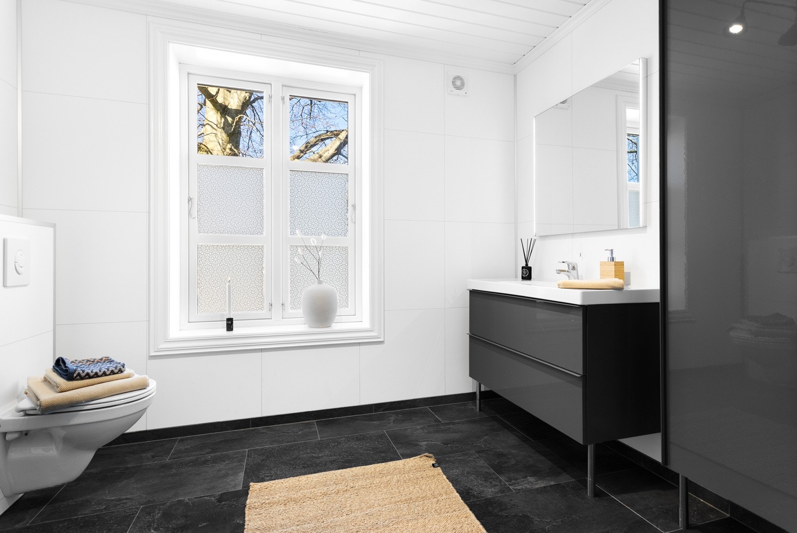 Mye skap- og skuffeplass, dusjkabinett og vegghengt wc. Galleribilde