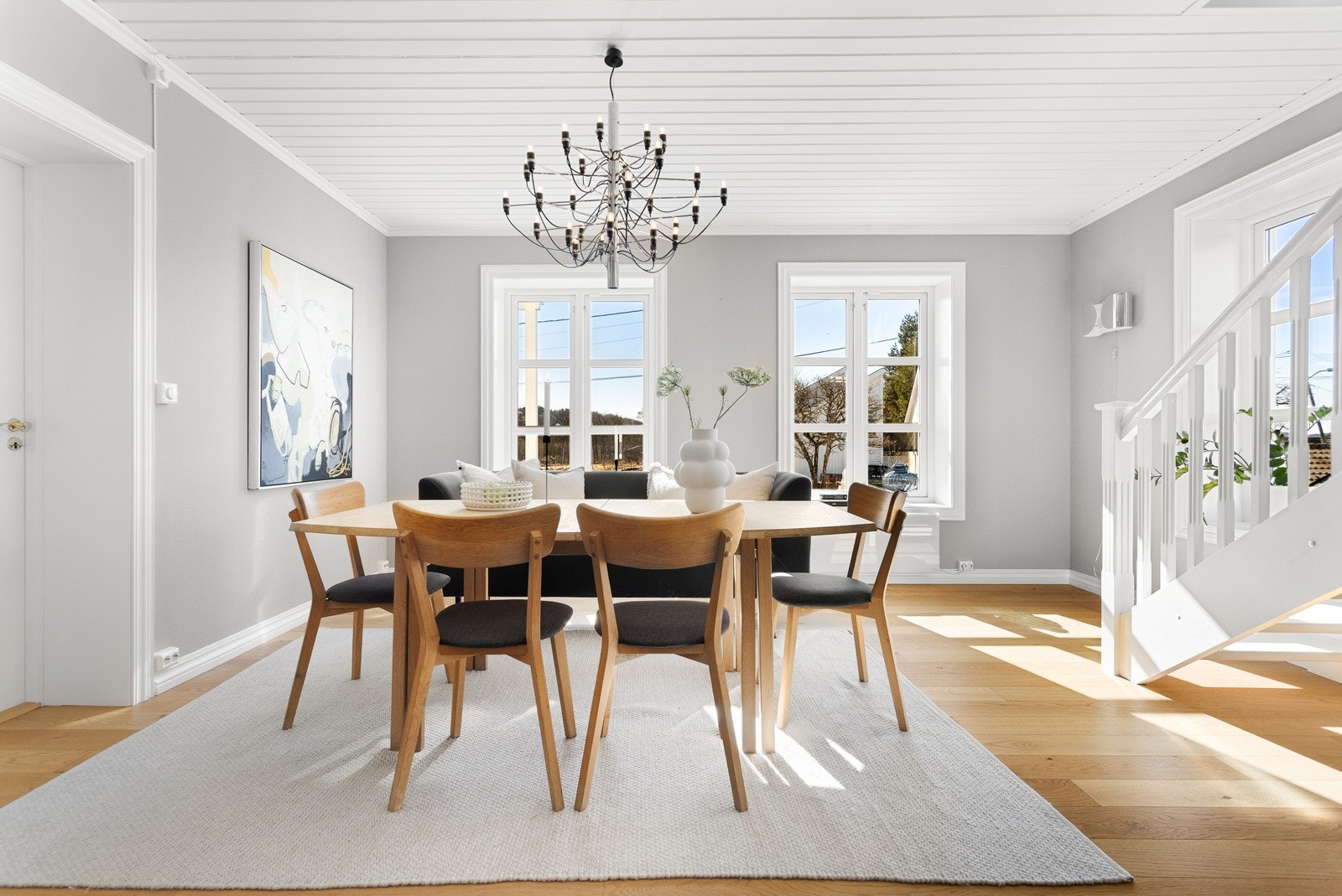 I spisestuen flommer formiddagssolen inn gjennom de høye vinduene. Galleribilde