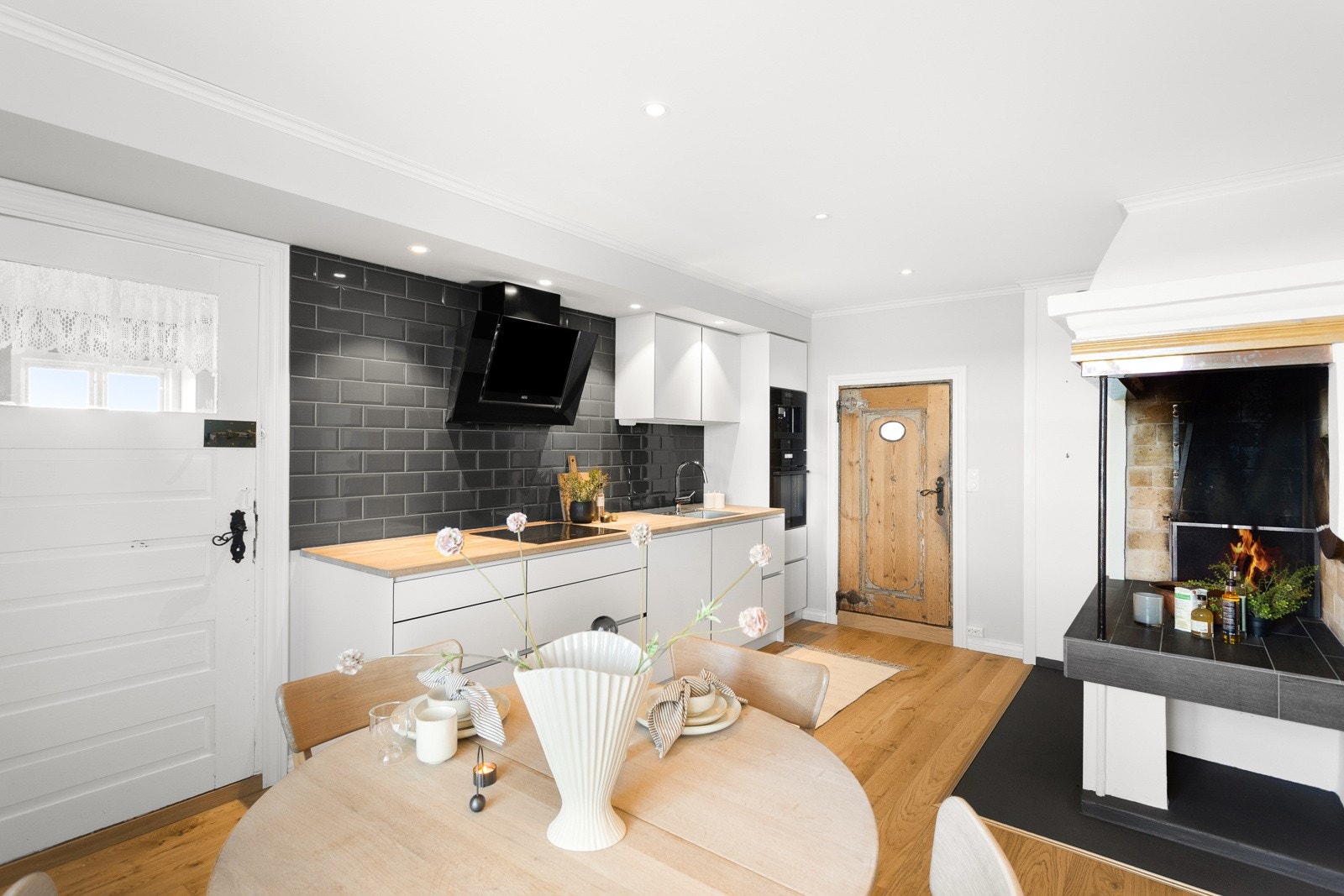 Kjøkkeninnredningen ble skiftet i 2019. Det er lekkert med kombinasjonen av det moderne og det gamle. Døren til venstre i bildet, leder til terrassen via vaskerommet. Galleribilde