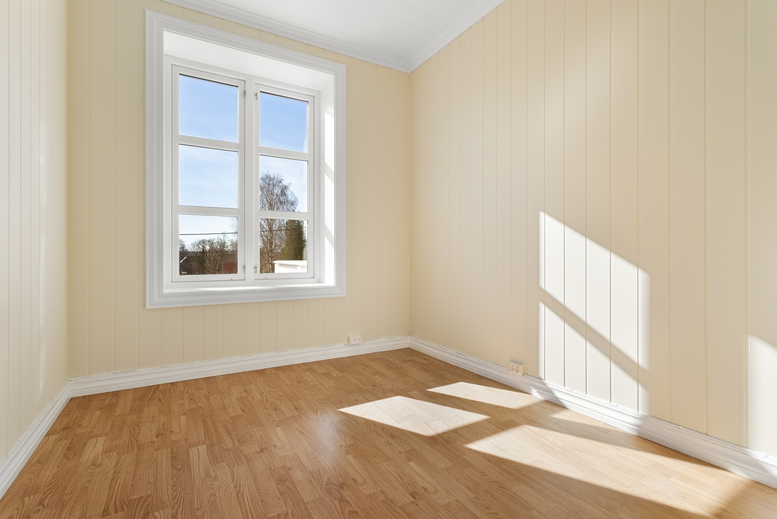 Romslig soverom i hybelen. Galleribilde