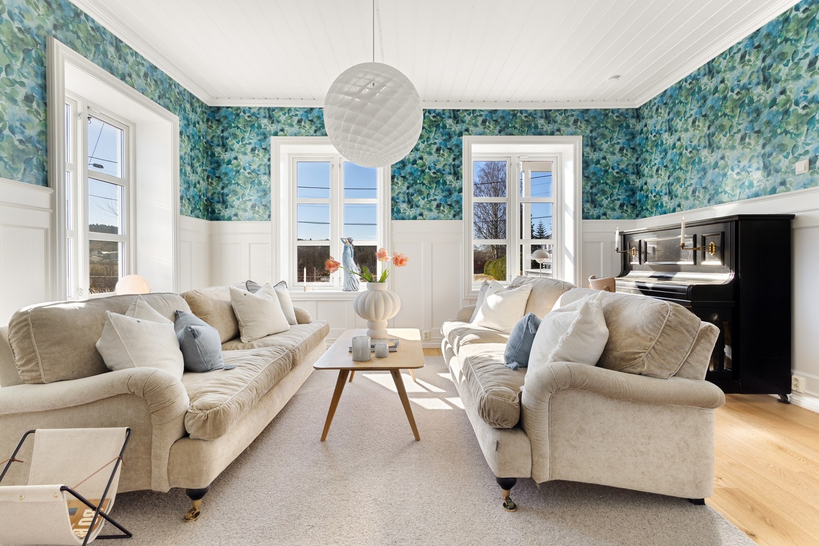 I første etasje er det i tillegg en stor, flott stue med peis. Galleribilde