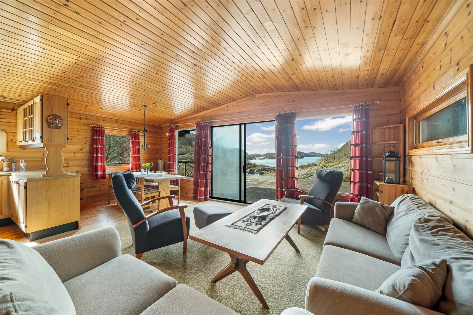 Stue med store vinduer som viser den fantastiske utsikt over sjøen. Galleribilde