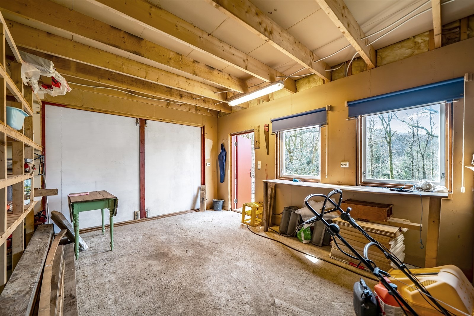 Uthuset er isolert og har fløydør som gjør det mulig å få inn større ting. Galleribilde
