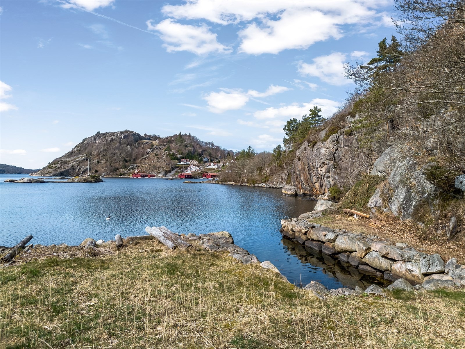 Nede ved sjøen kan man nyte sola store deler av dagen. Galleribilde