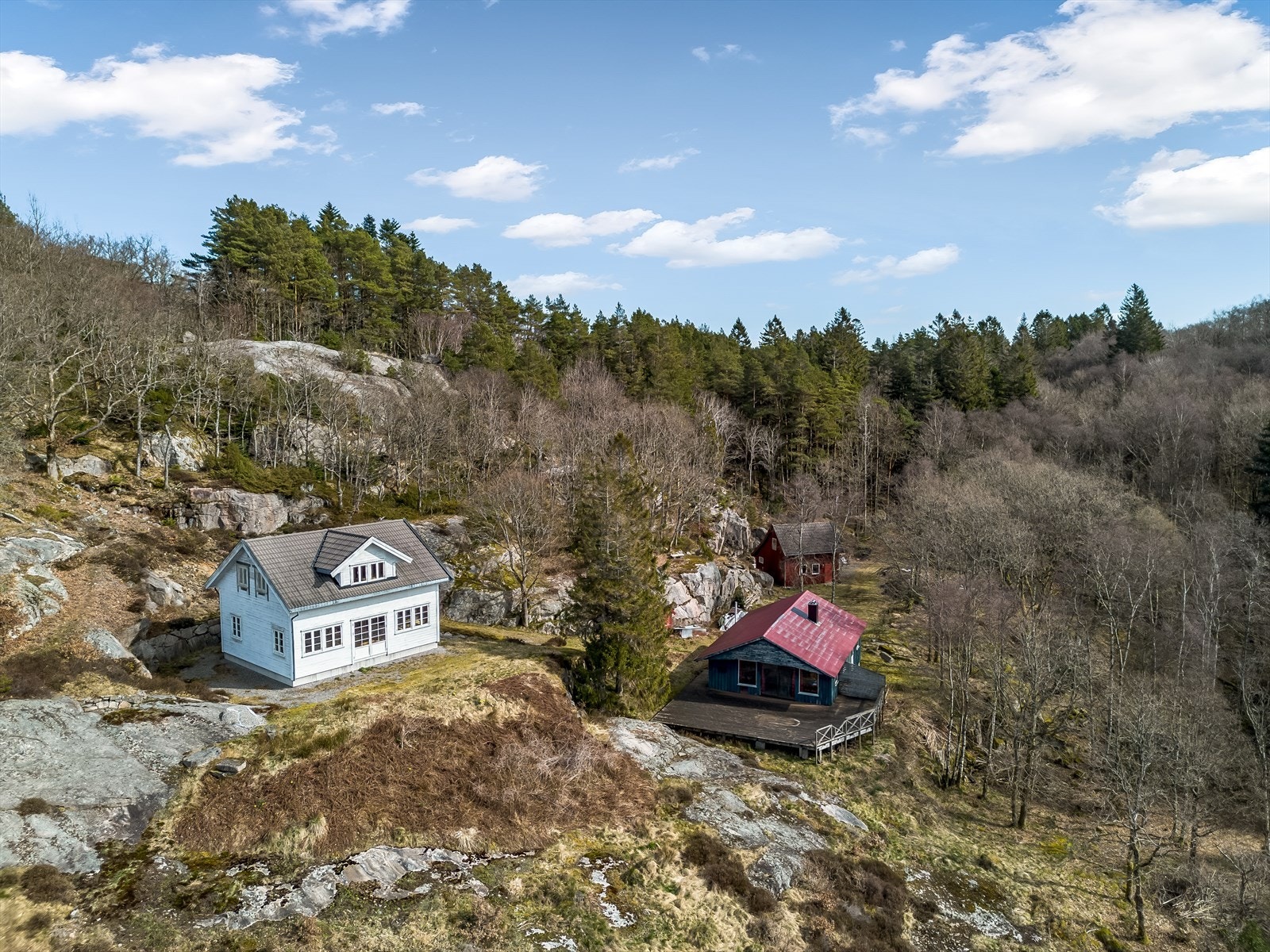 Eiendommen består av to hytter og et uthus. Galleribilde