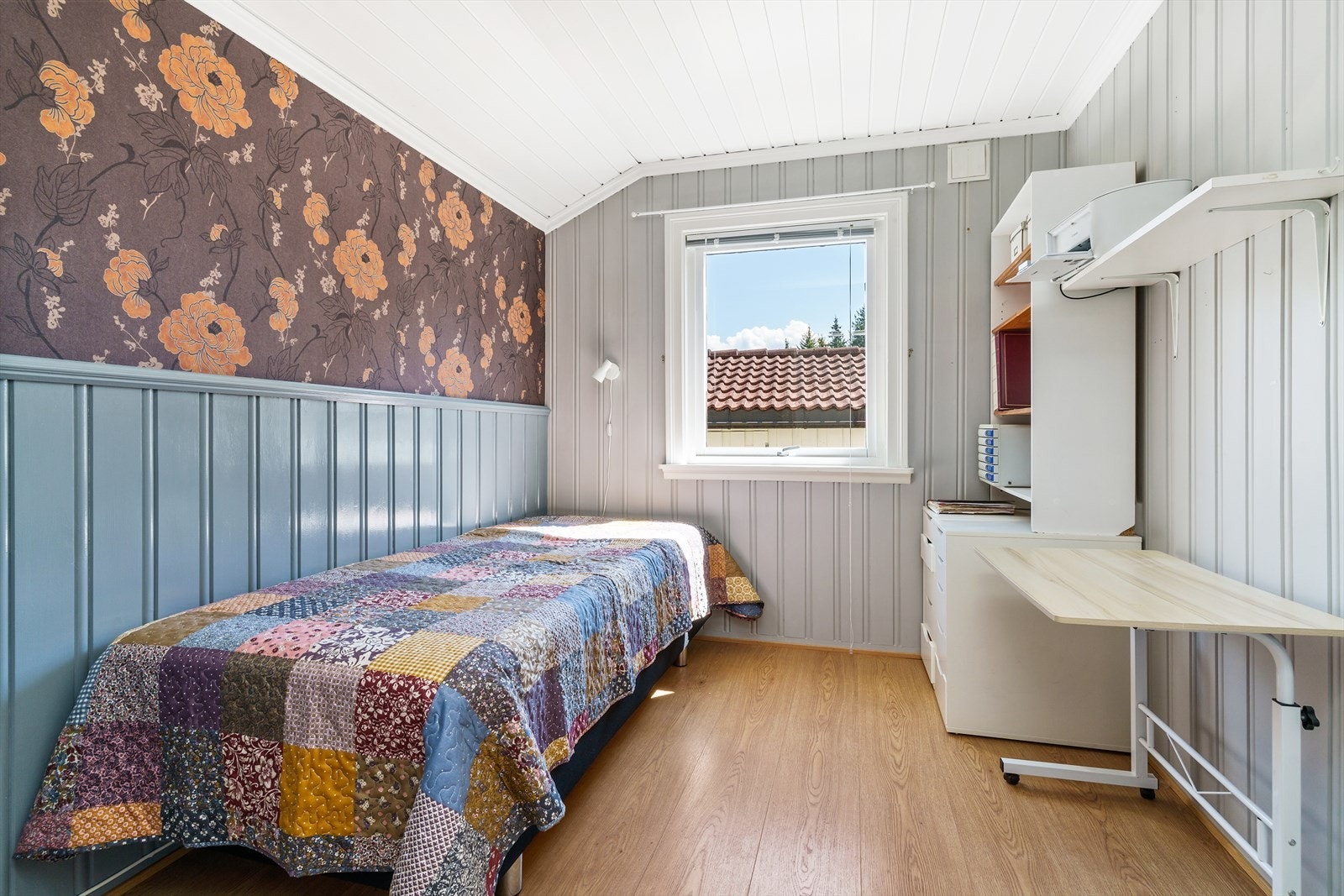 De to andre soverommene har plass til seng, garderobeløsning og skrivepult. Galleribilde