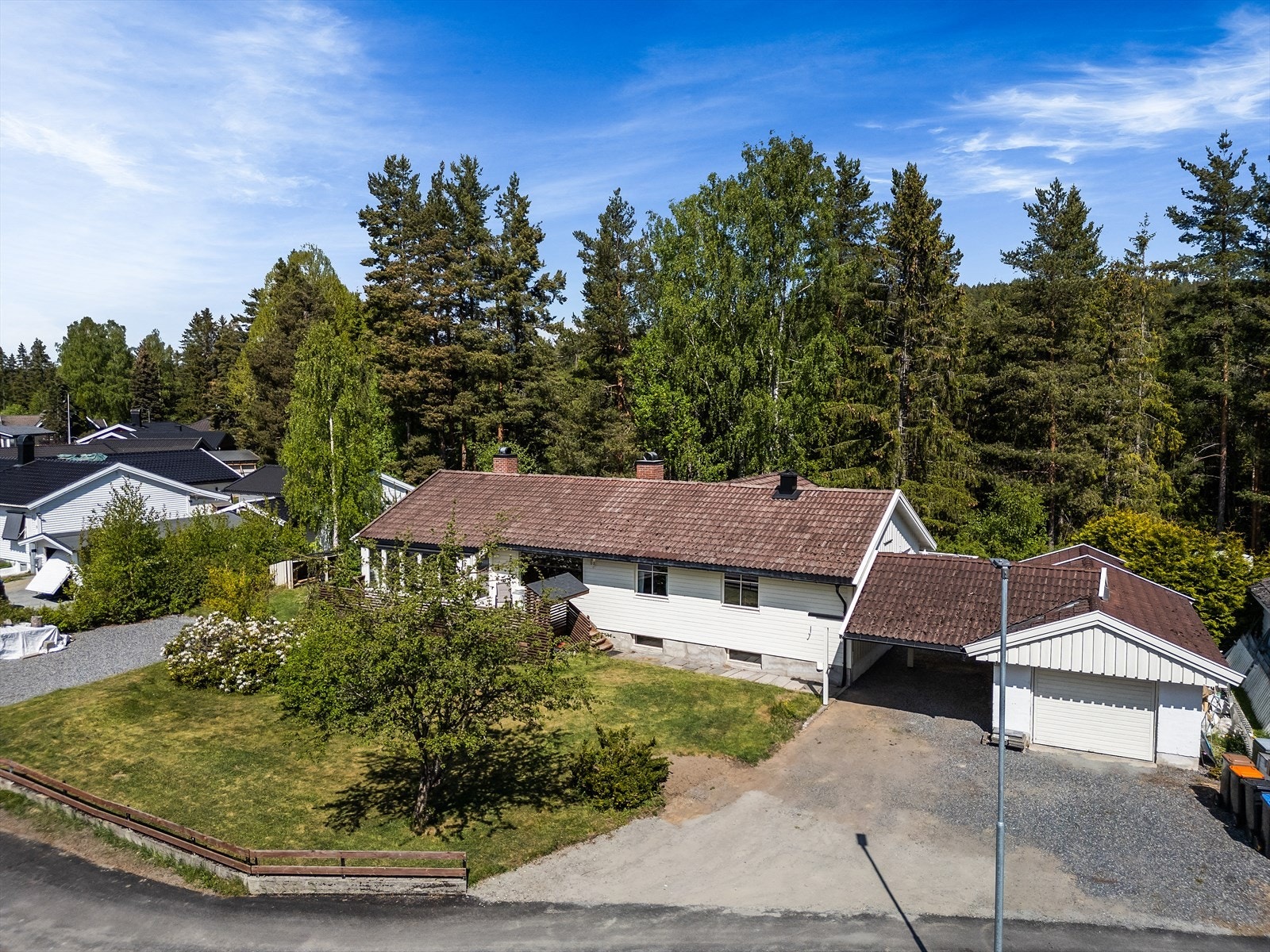 Parkering i egen gårdsplass, garasje og carport. Galleribilde