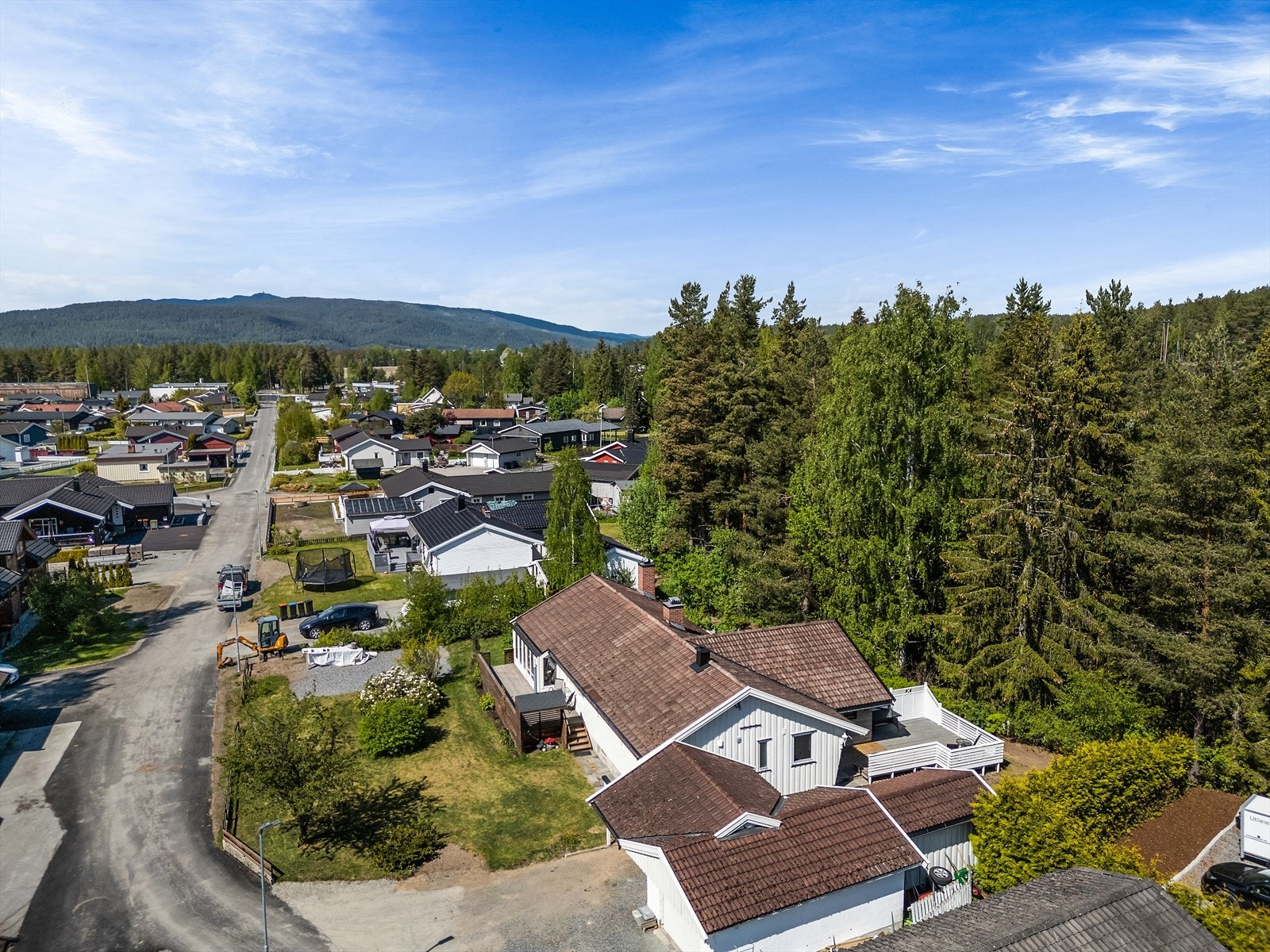 Eiendommen har en forholdsvis flat tomt som er opparbeidet med beplantning og plenarealer. Gruset gårdsplass. Skrånet terreng på bakside. Galleribilde
