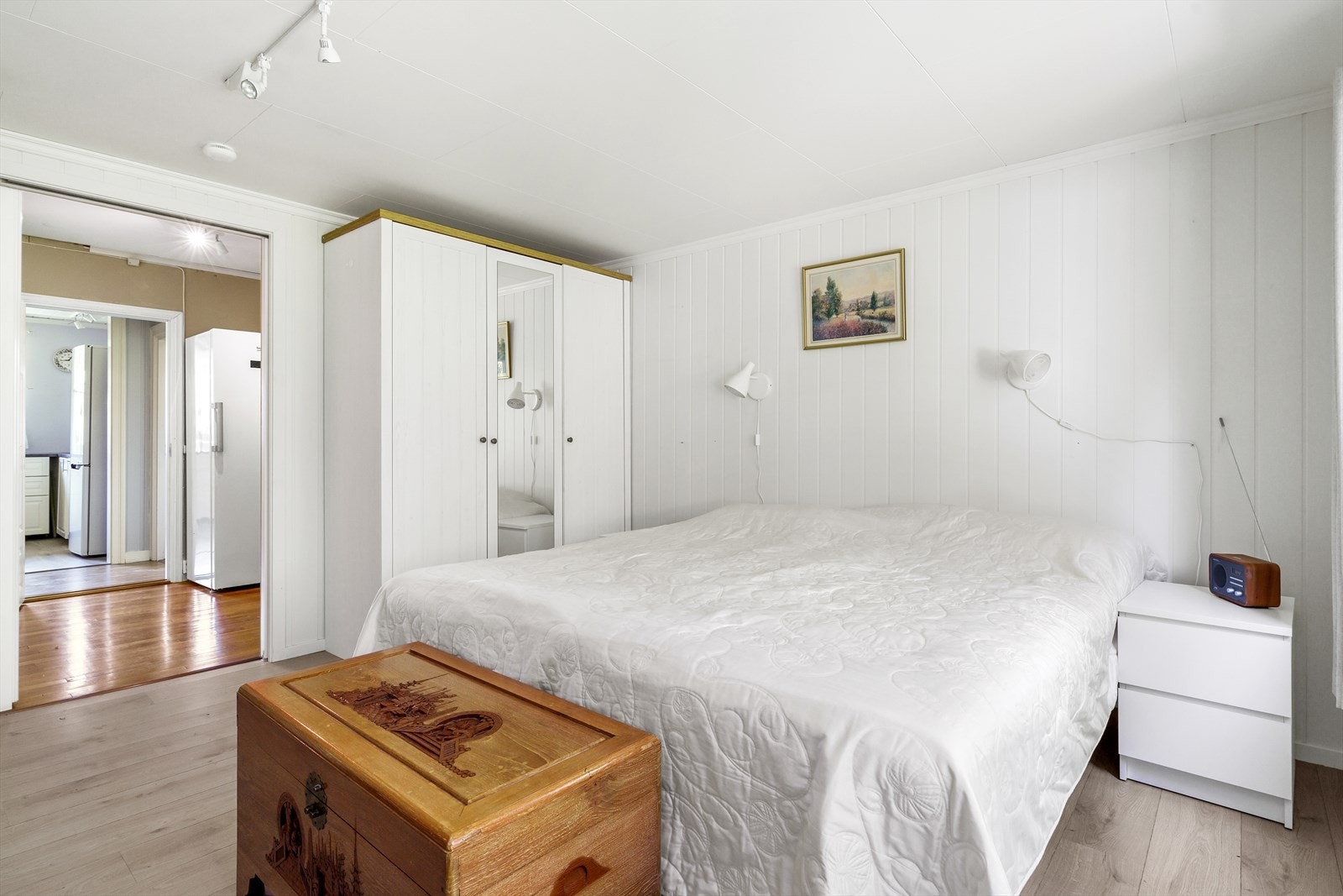 Lyst og pent hovedsoverom. Galleribilde