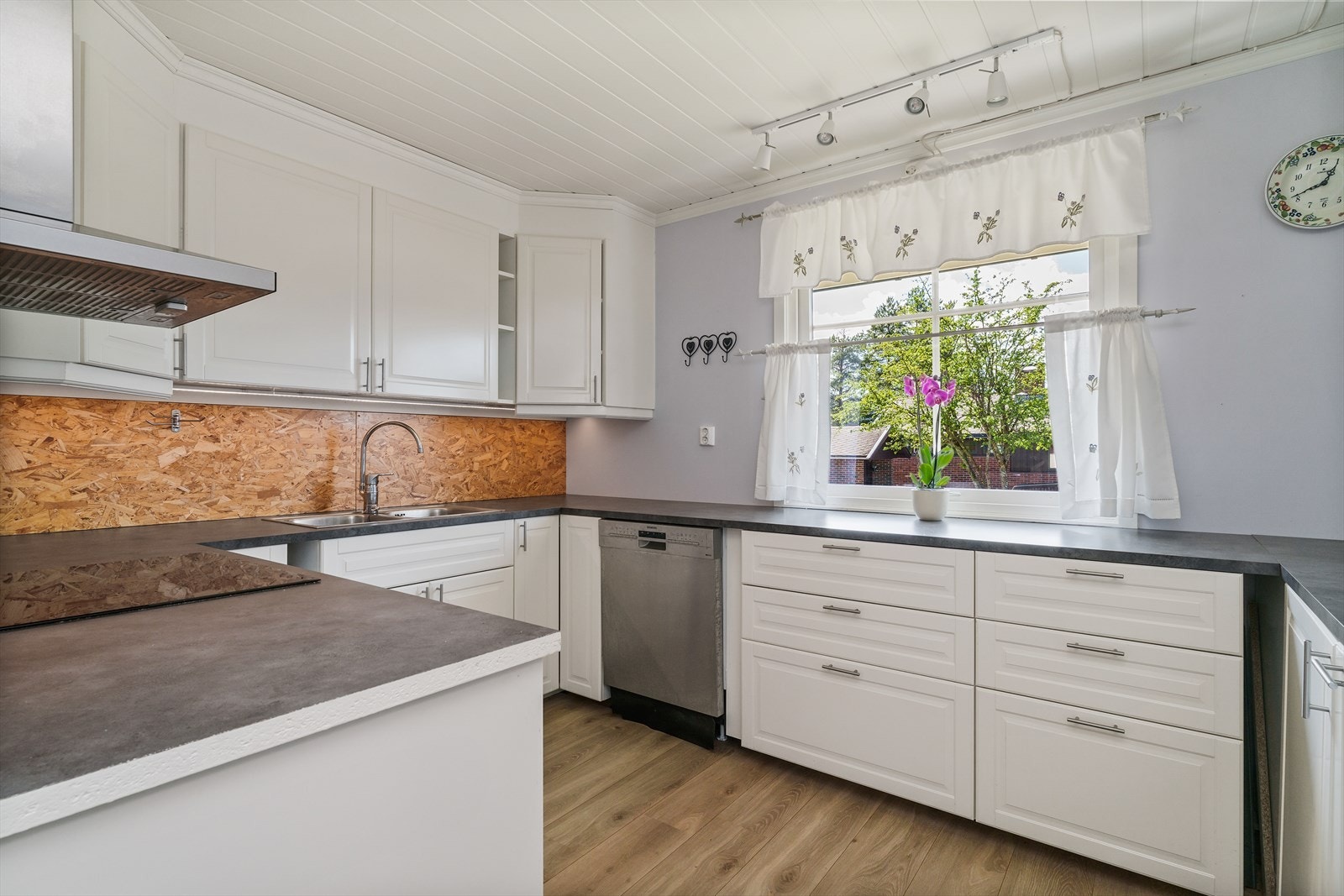 Kjøkkenet ligger praktisk adskilt fra stuen. Galleribilde