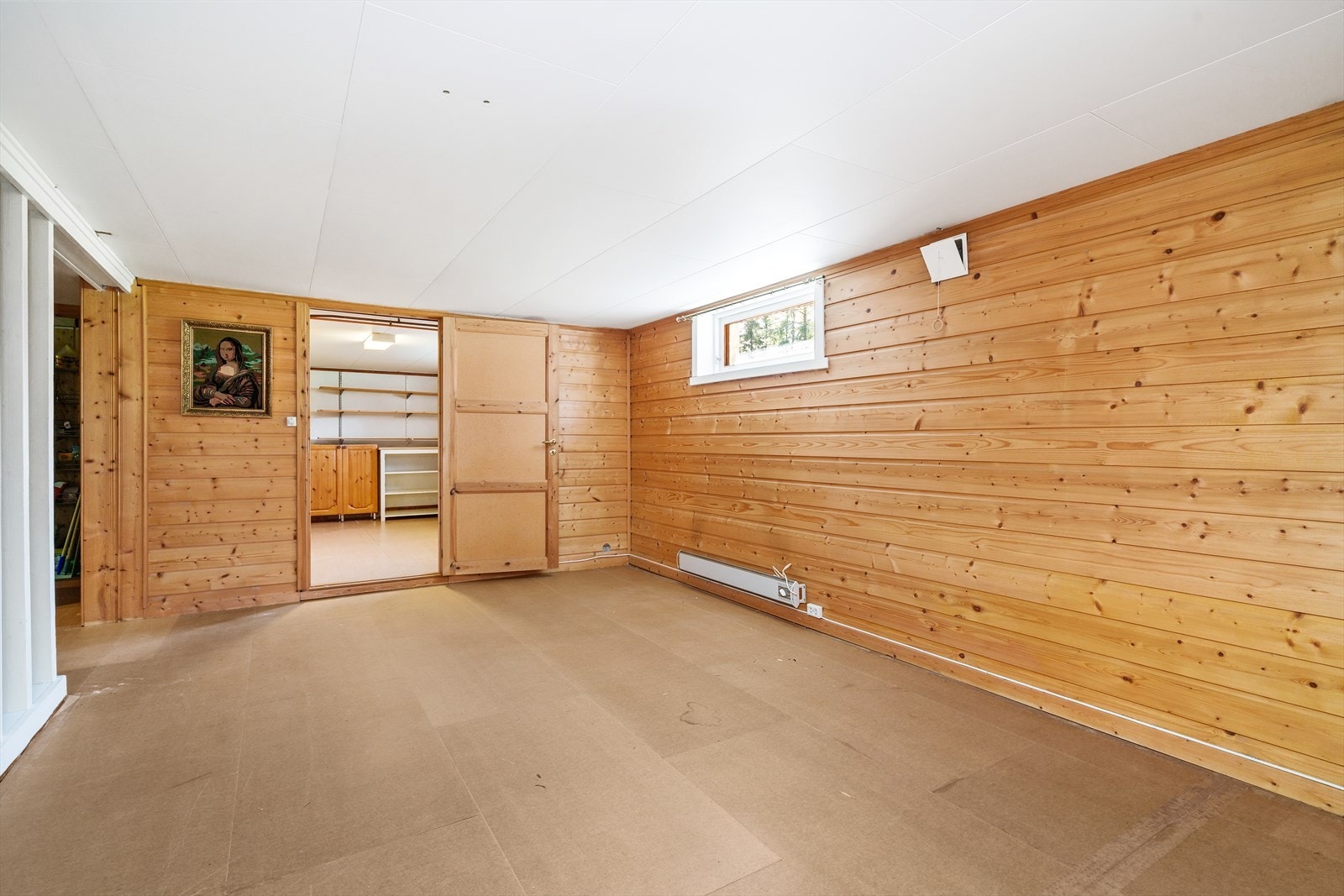 Boligen har en stor kjeller med hele 5 boder, vaskekjeller og kjellerrom. Galleribilde