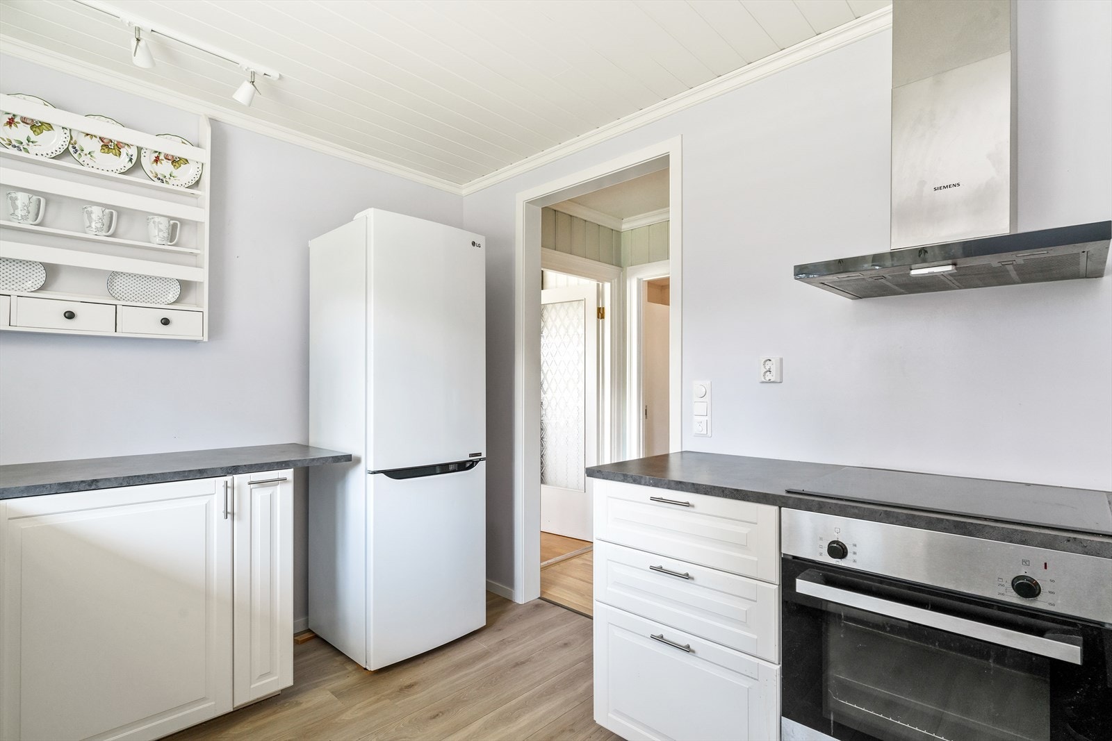 Kjøkkenet er utstyrt med frittstående hvitevarer som stekeovn, platetopp, oppvaskmaskin og kjøl-/fryseskap. Galleribilde