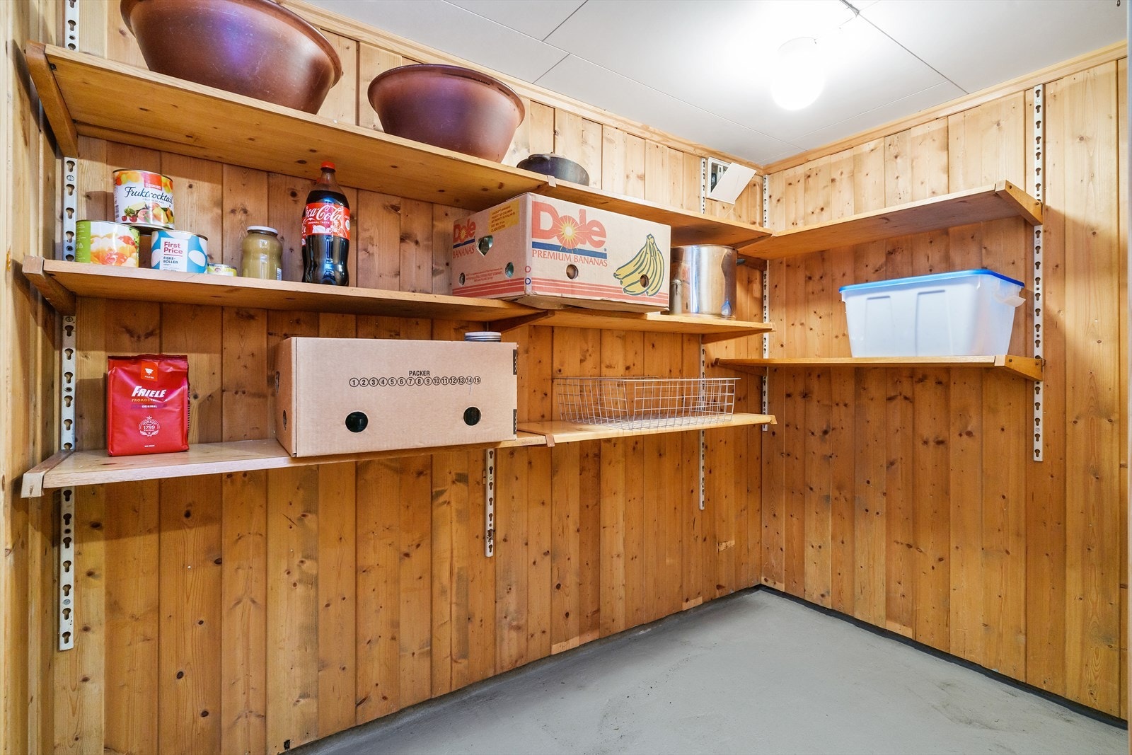 Boligen har god plass til diverse lagring i de ulike bodene i kjelleren. Galleribilde