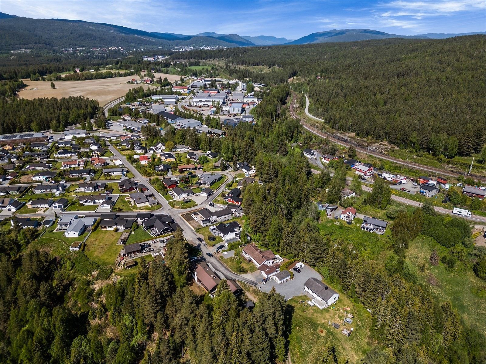 Kort vei til butikk, bensinstasjon, golfbane og Teknologiparken. Galleribilde