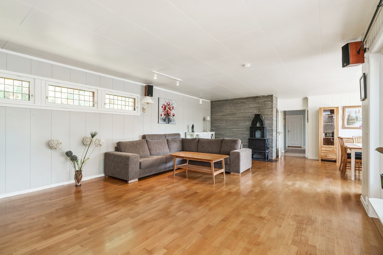 Stuen er romslig med god plass til diverse møbleringsalternativer, som sofagruppe, tv-møblement og spisegruppe. Galleribilde