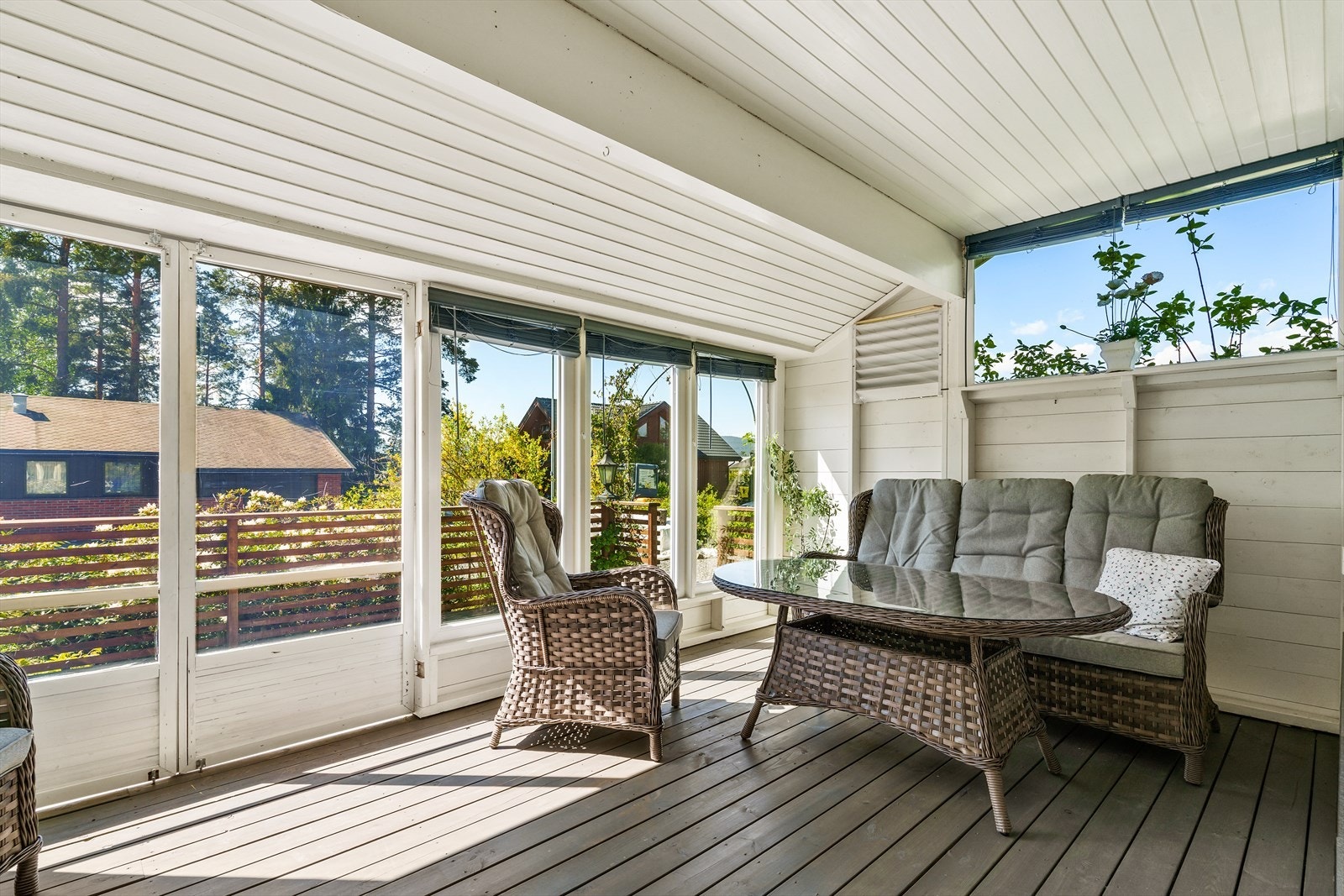 Hyggelig innglasset del ved utgangen til terrassen fra stuen. Galleribilde