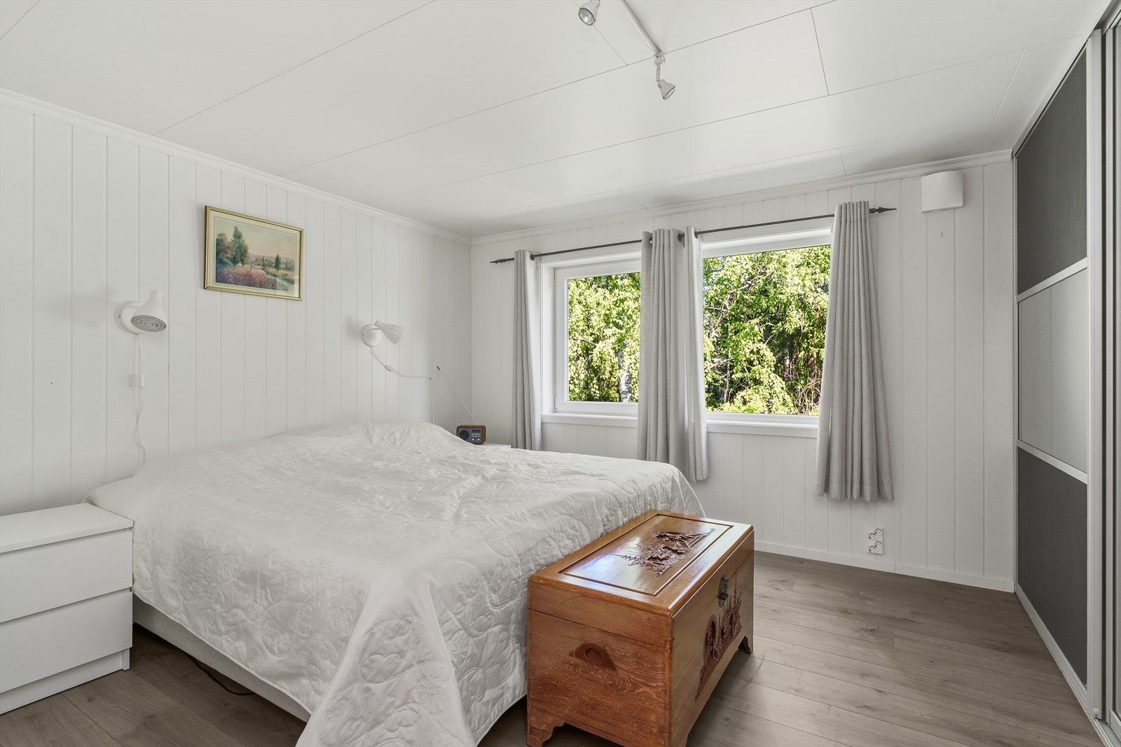 Rommet er innredet med dobbeltseng med tilhørende nattbord og skyvedørsgarderobe. Galleribilde