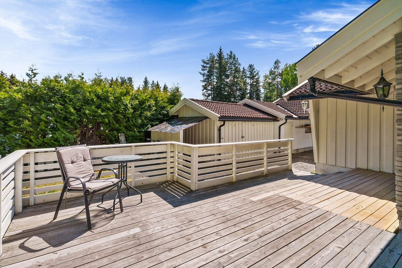 Terrasse ved inngangspartiet. Galleribilde