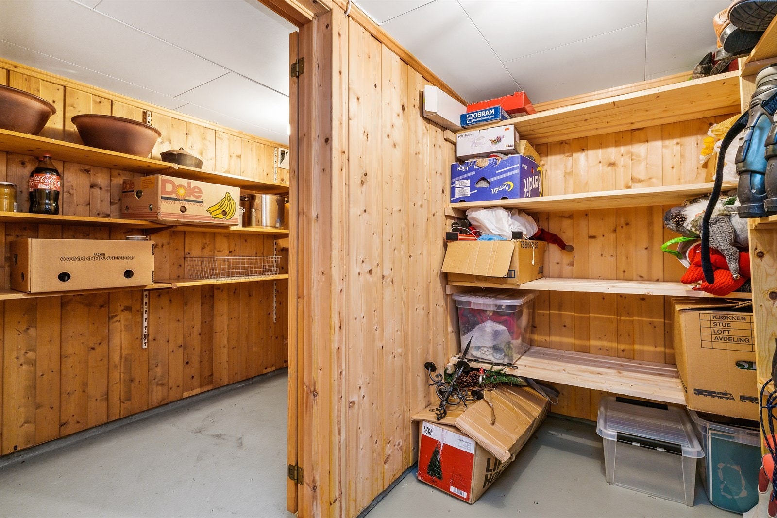 Bod med hylleløsning. Galleribilde