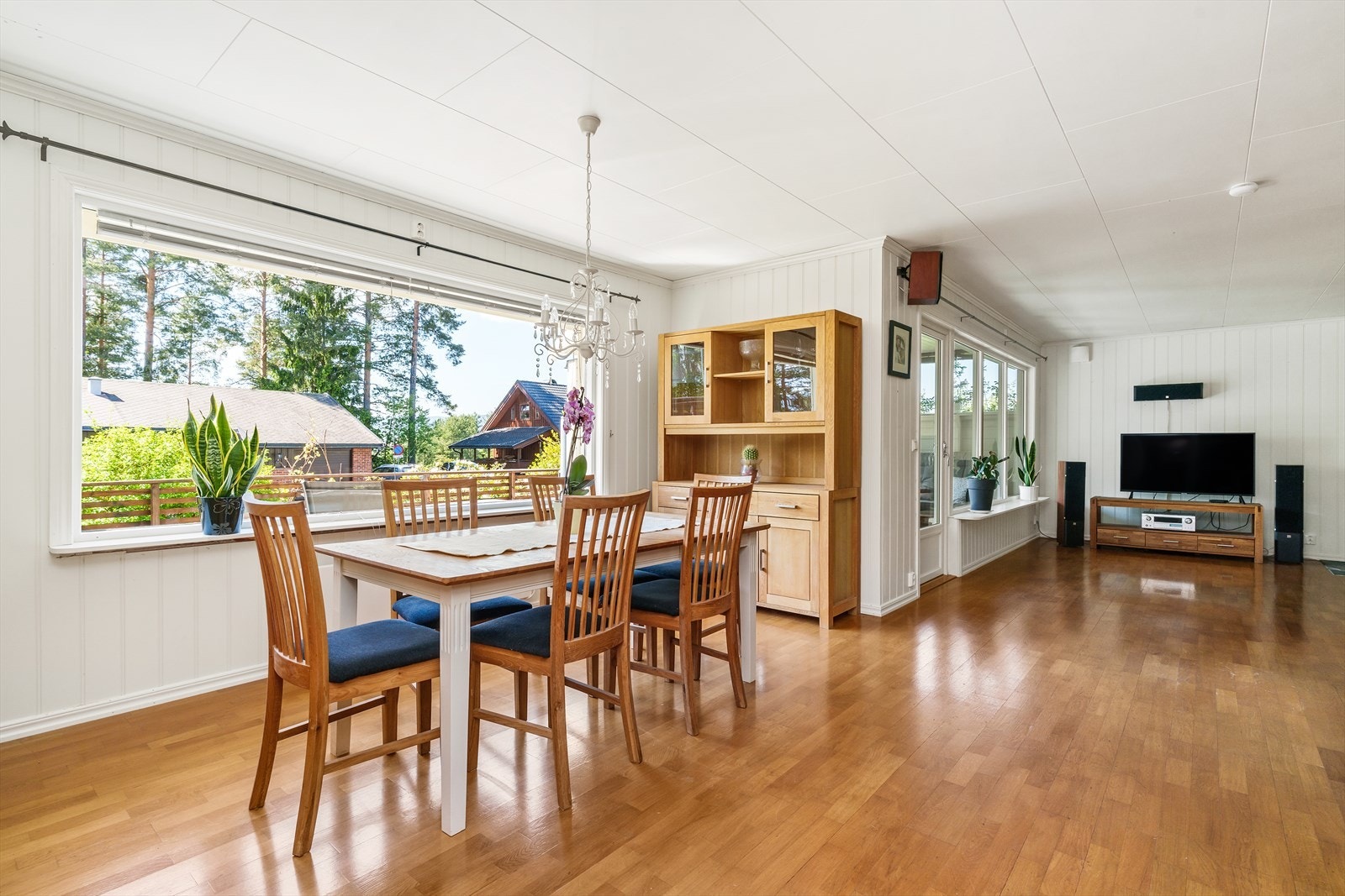 Vindusflater ut imot hagen og uteområdene sørger for fint dagslys inn. Galleribilde