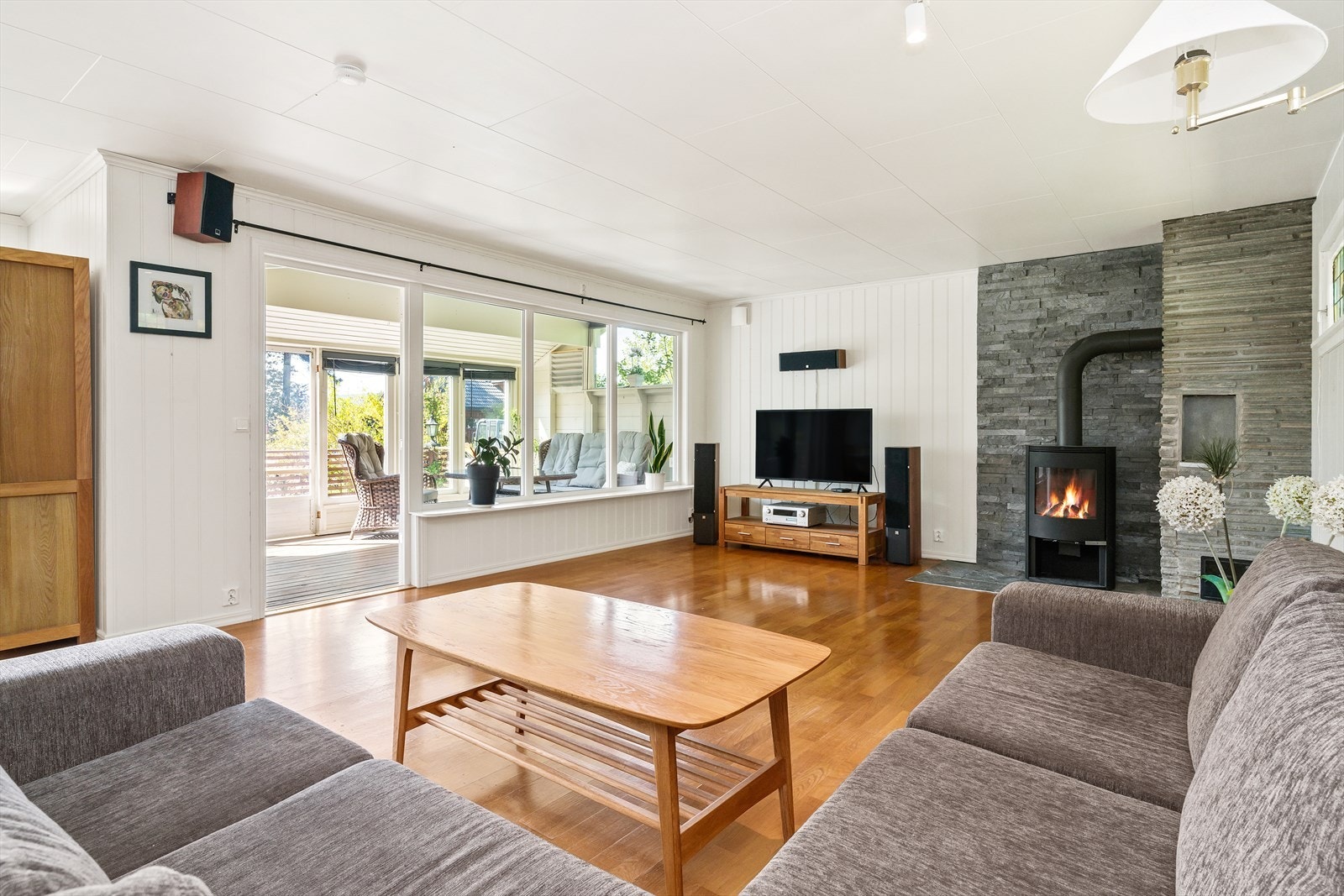 Fra stuen har du enkel tilgang til en innbydende terrasse og innglasset hagestue. Galleribilde