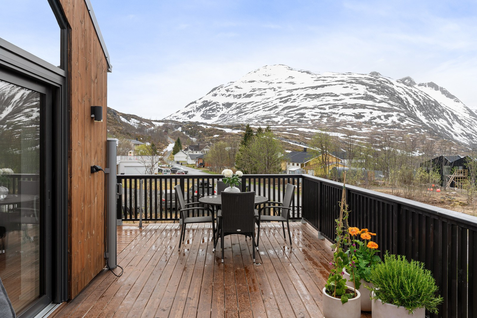 Fantastiske uteområder. Utsikt over fjell og fjord - et sjeldent vakkert skue i alle årstider.