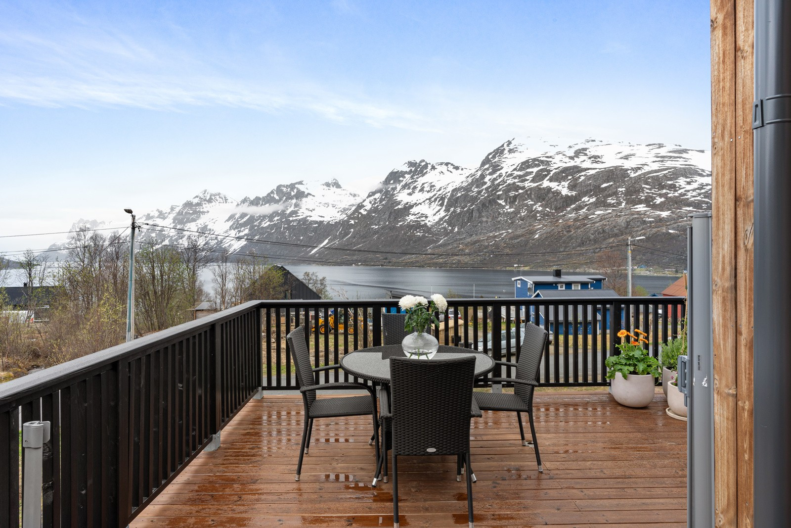 Fra stuen er det utgang til stor veranda hvor sommerdagene kan nytes.