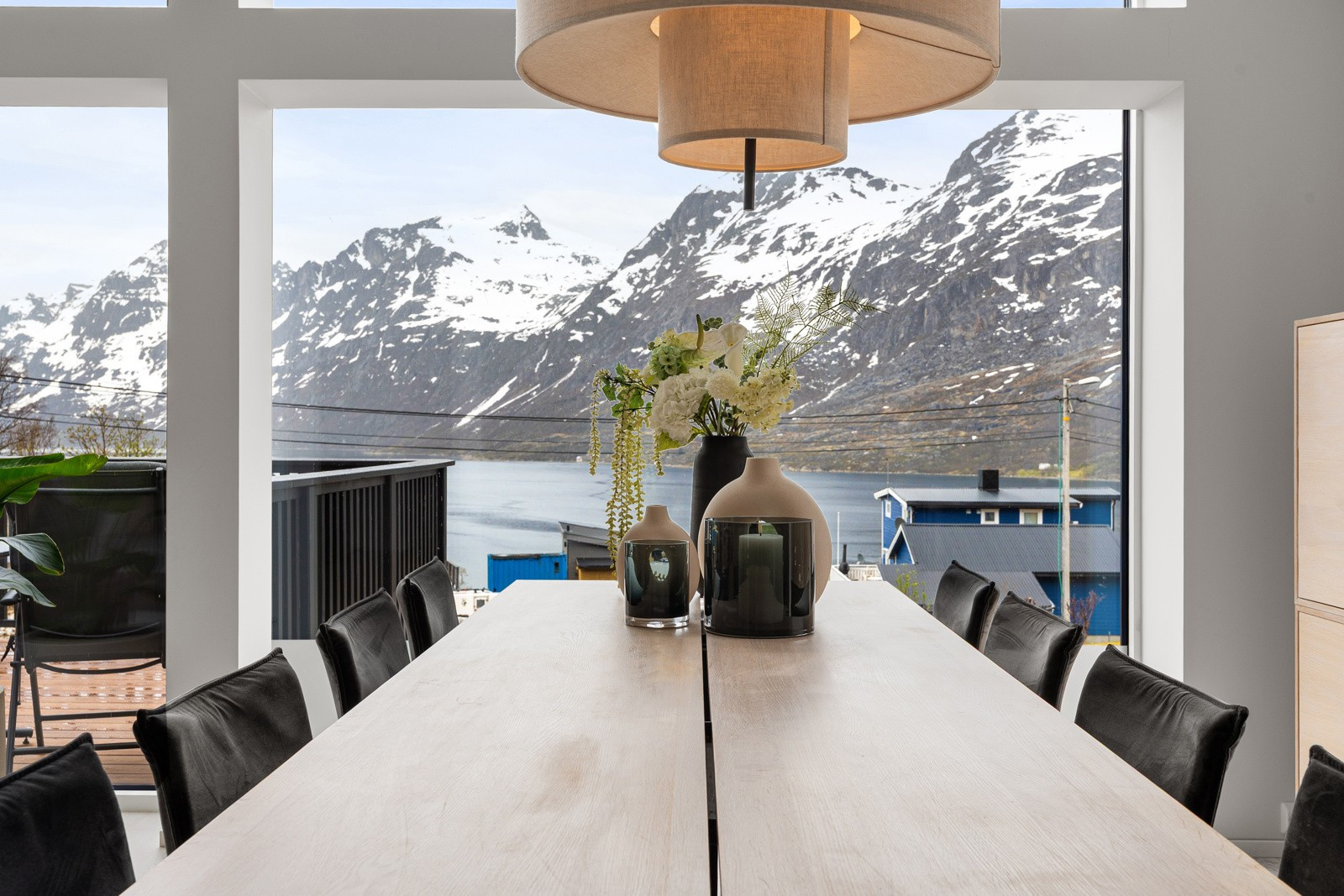 God plass til stort spisebord.
