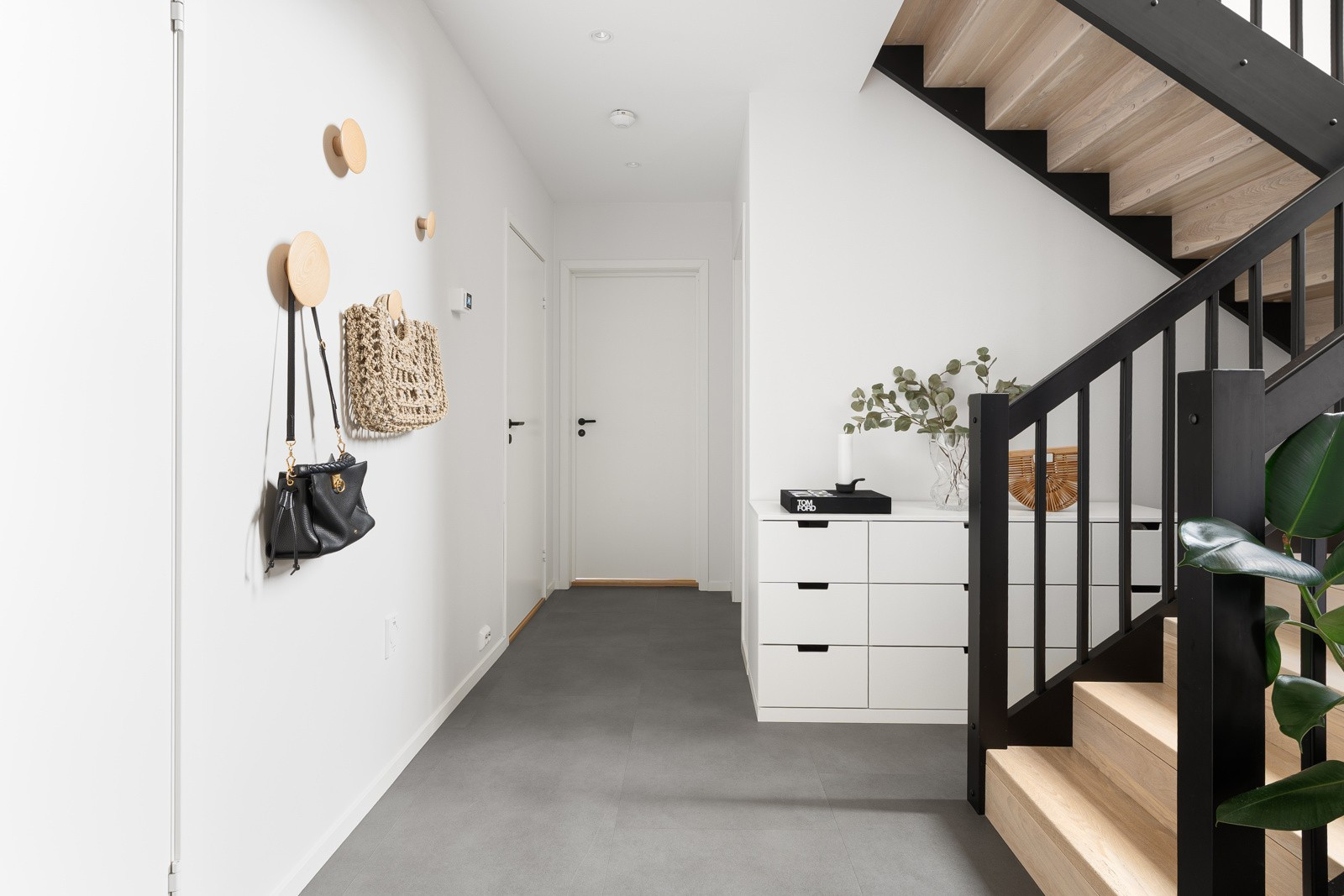 Stor hall med gode lagringsmuligheter i skyvedørsgarderobe.