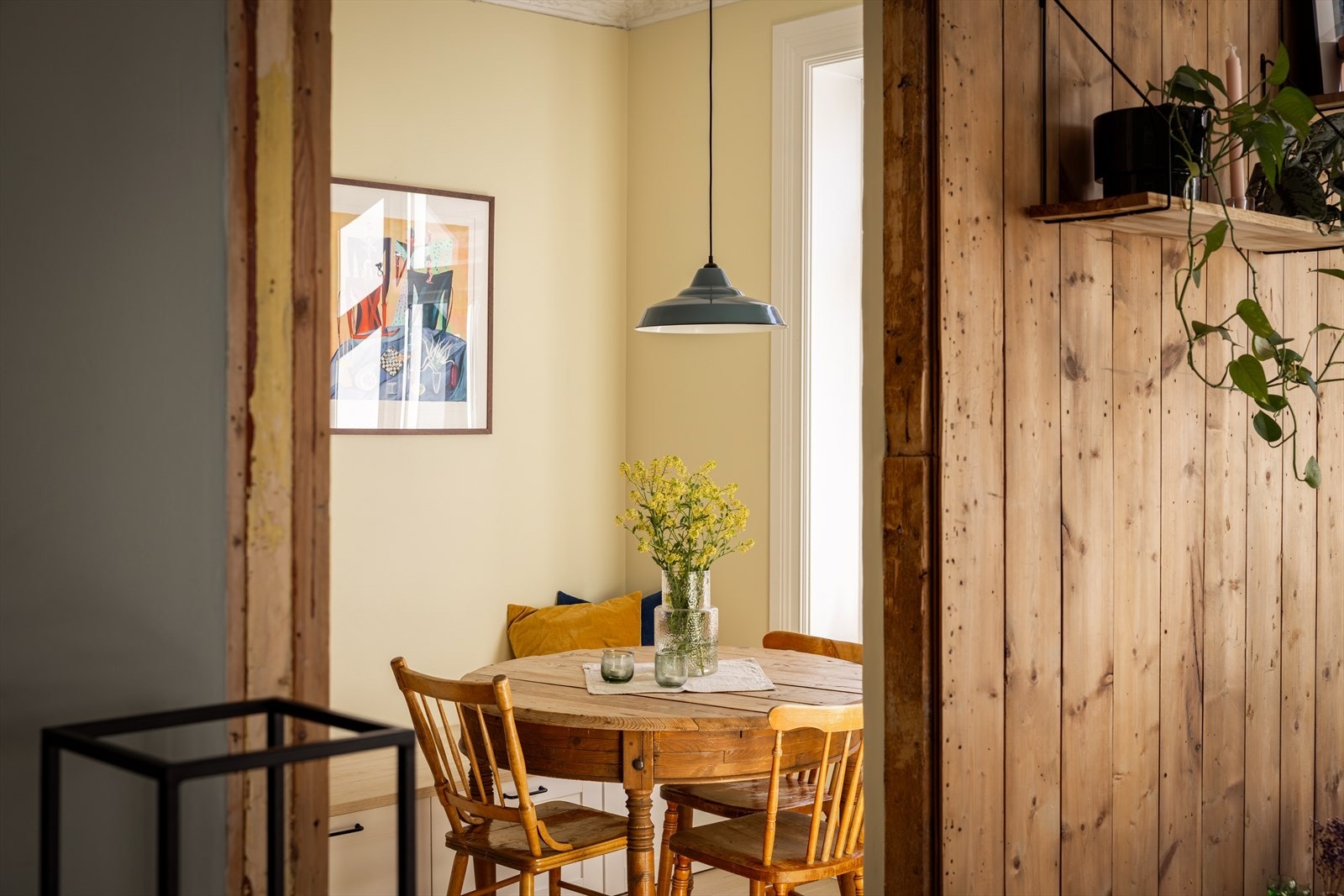 Ekstra bred åpning mellom stue og kjøkken gjør at leiligheten har et stort, sosialt oppholdsrom. Galleribilde