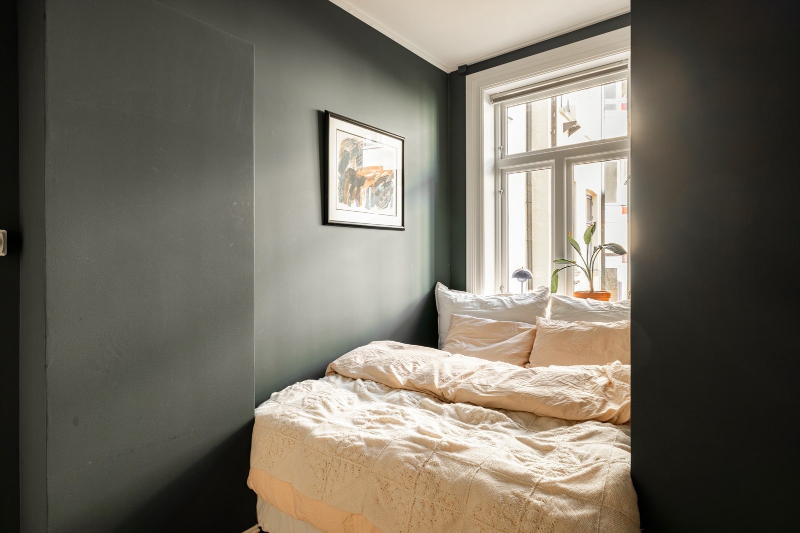 Perfekt nisje for dobbeltseng. Sengen på bildet er 150 cm. Selve nisjen er i følge selger ca. 168 cm bred. Galleribilde